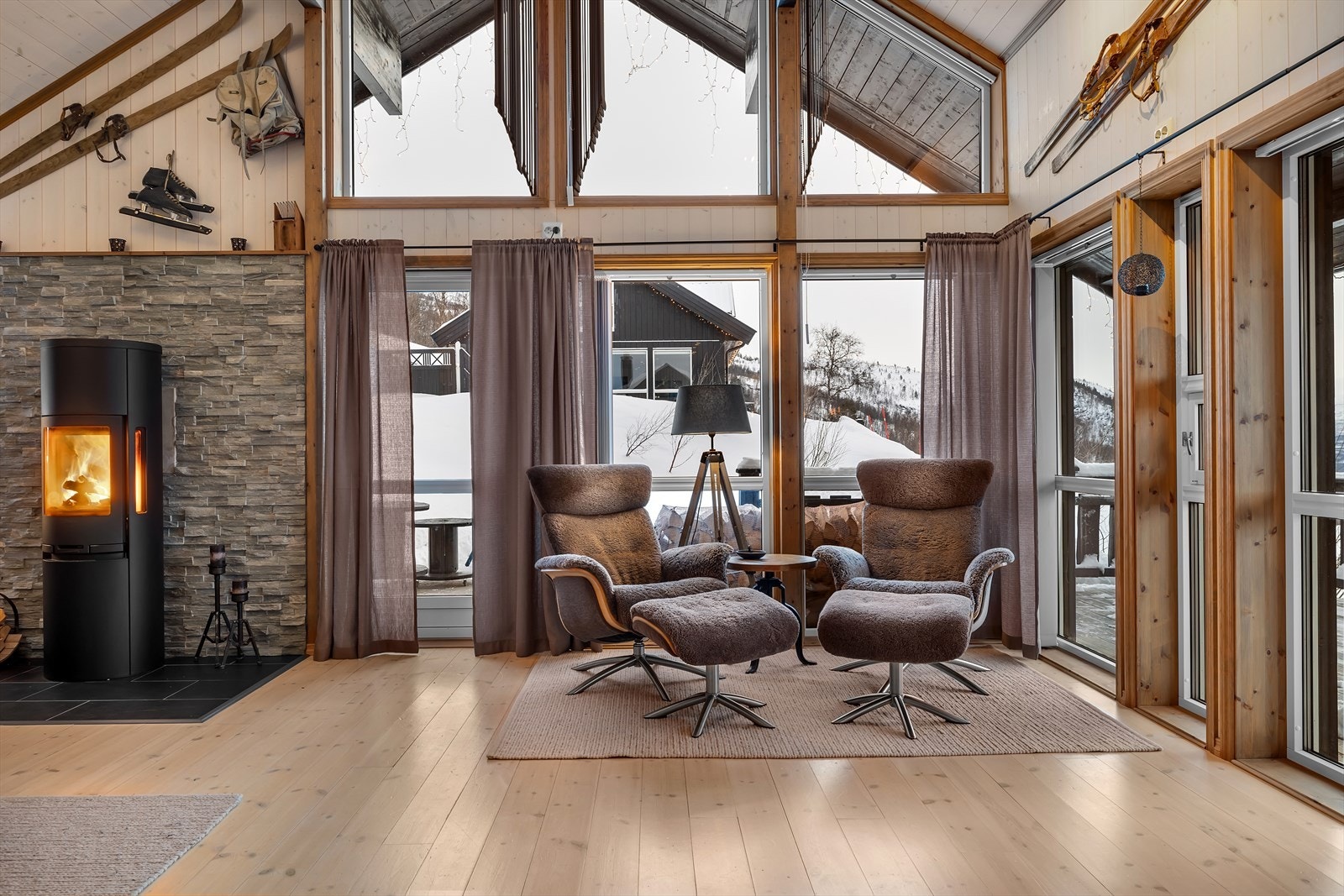 Hytten har fine materialvalg med blant annet plank gulv og behandlede furulister og veggflater. Galleribilde