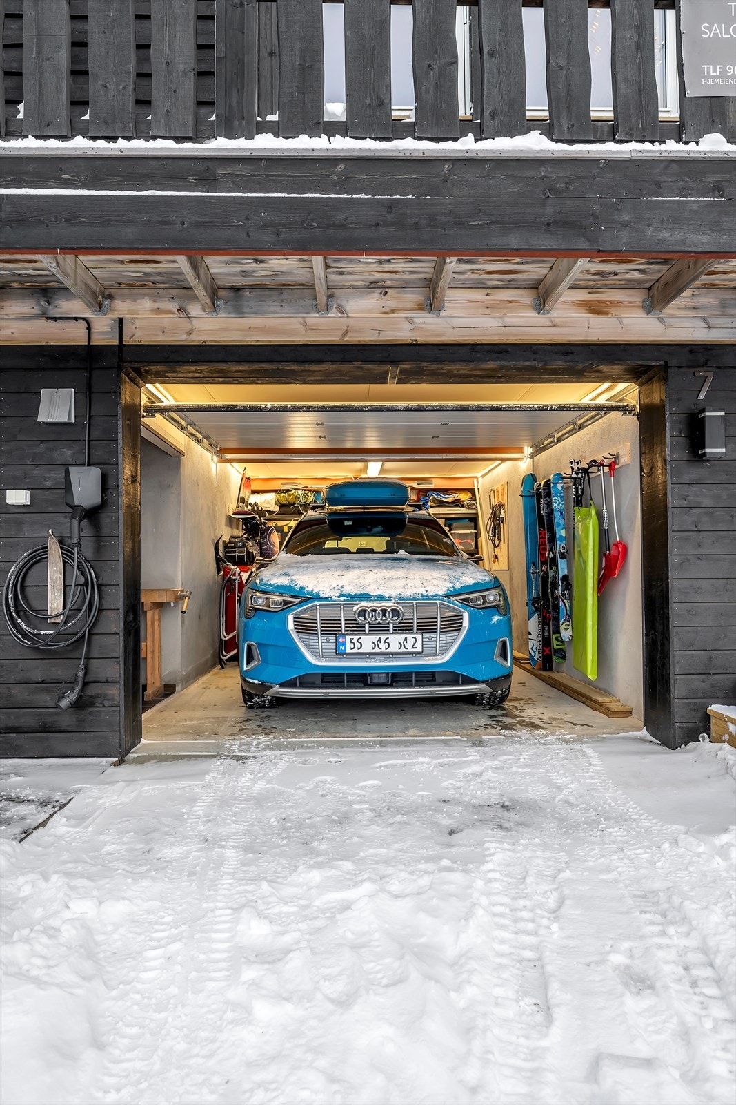 Romslig integrert garasje med god plass til både bilen og annet utstyr. Galleribilde