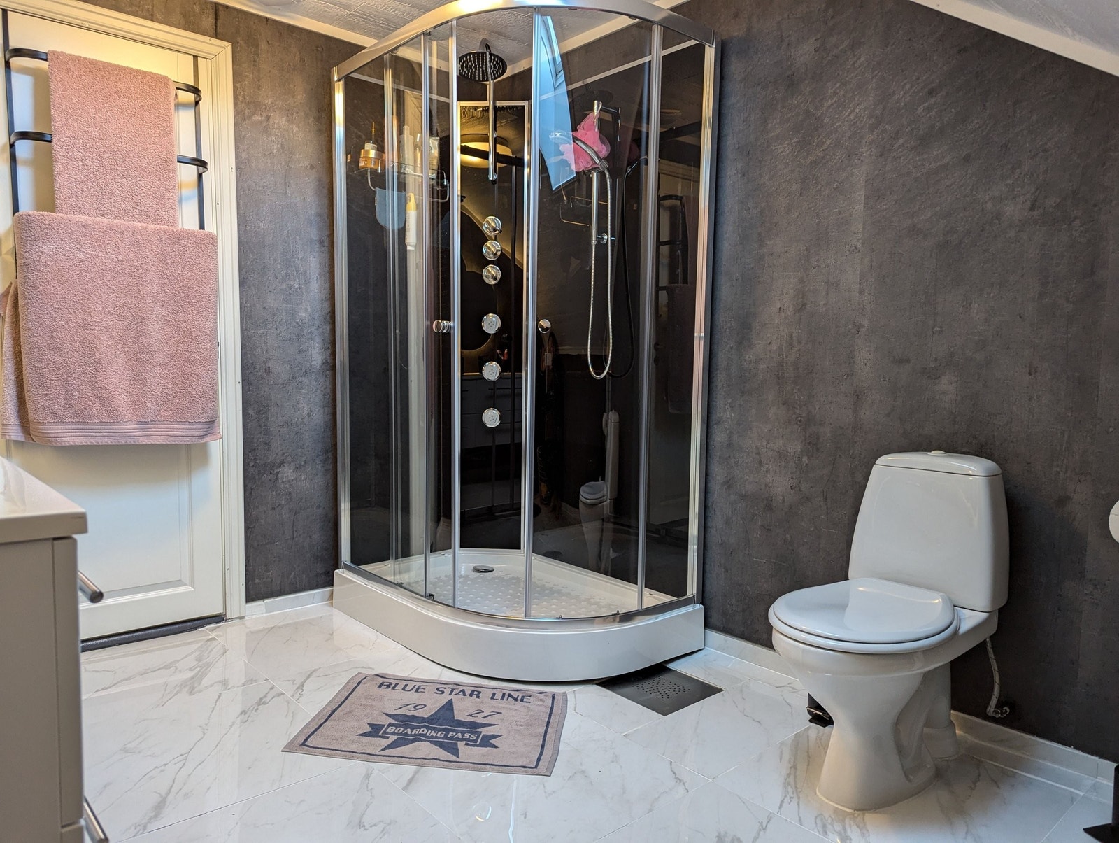 Nytt bad med ekstra stort dusjkabinett med tropedusj Galleribilde