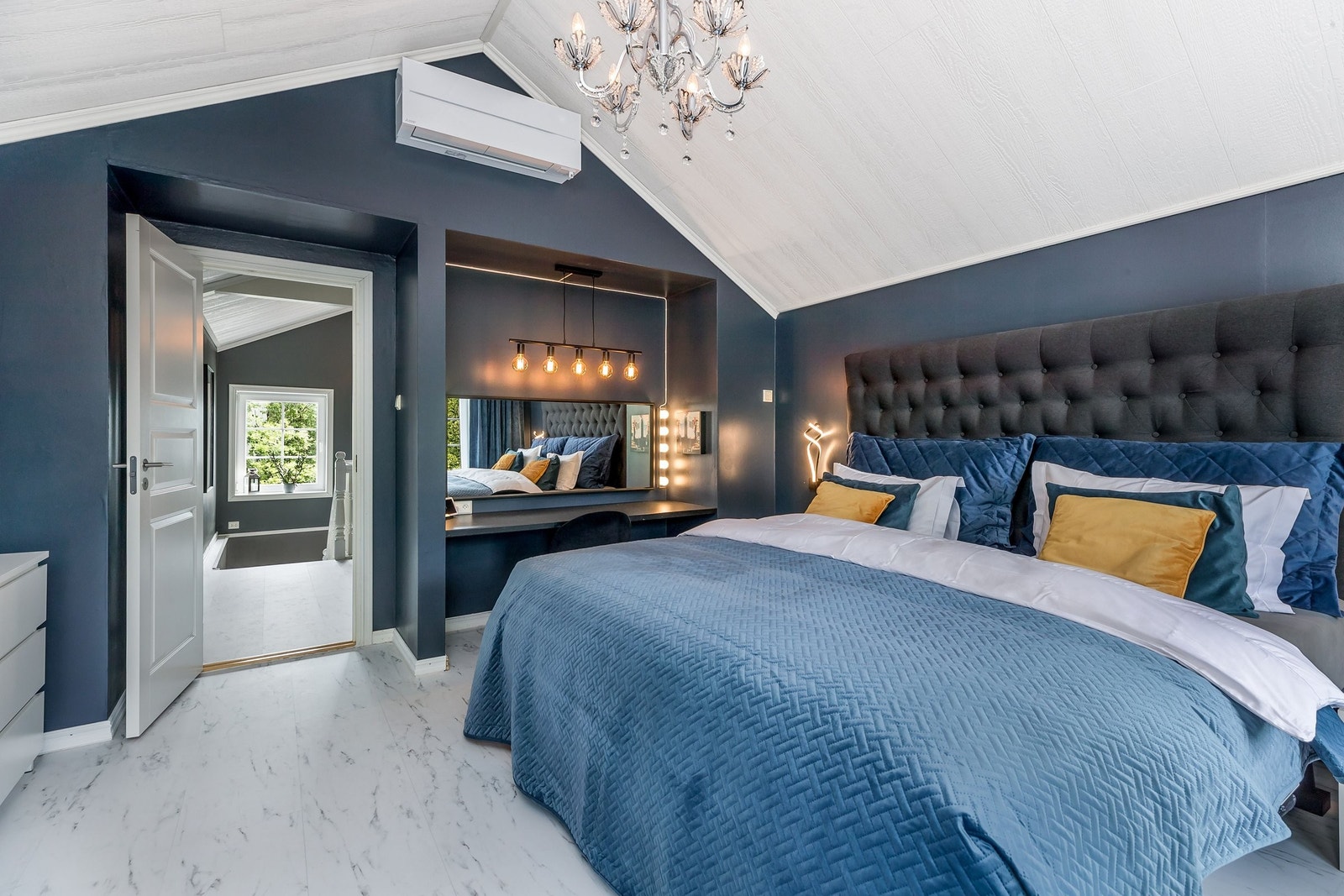 Master soverom har eget sminkebord med tilhørende lys og stikkontakter. Galleribilde