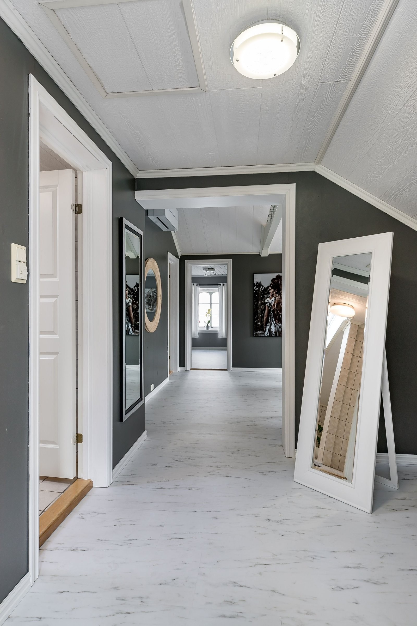 Hall 2 etg går til 3 store soverom og det nye badet. Galleribilde