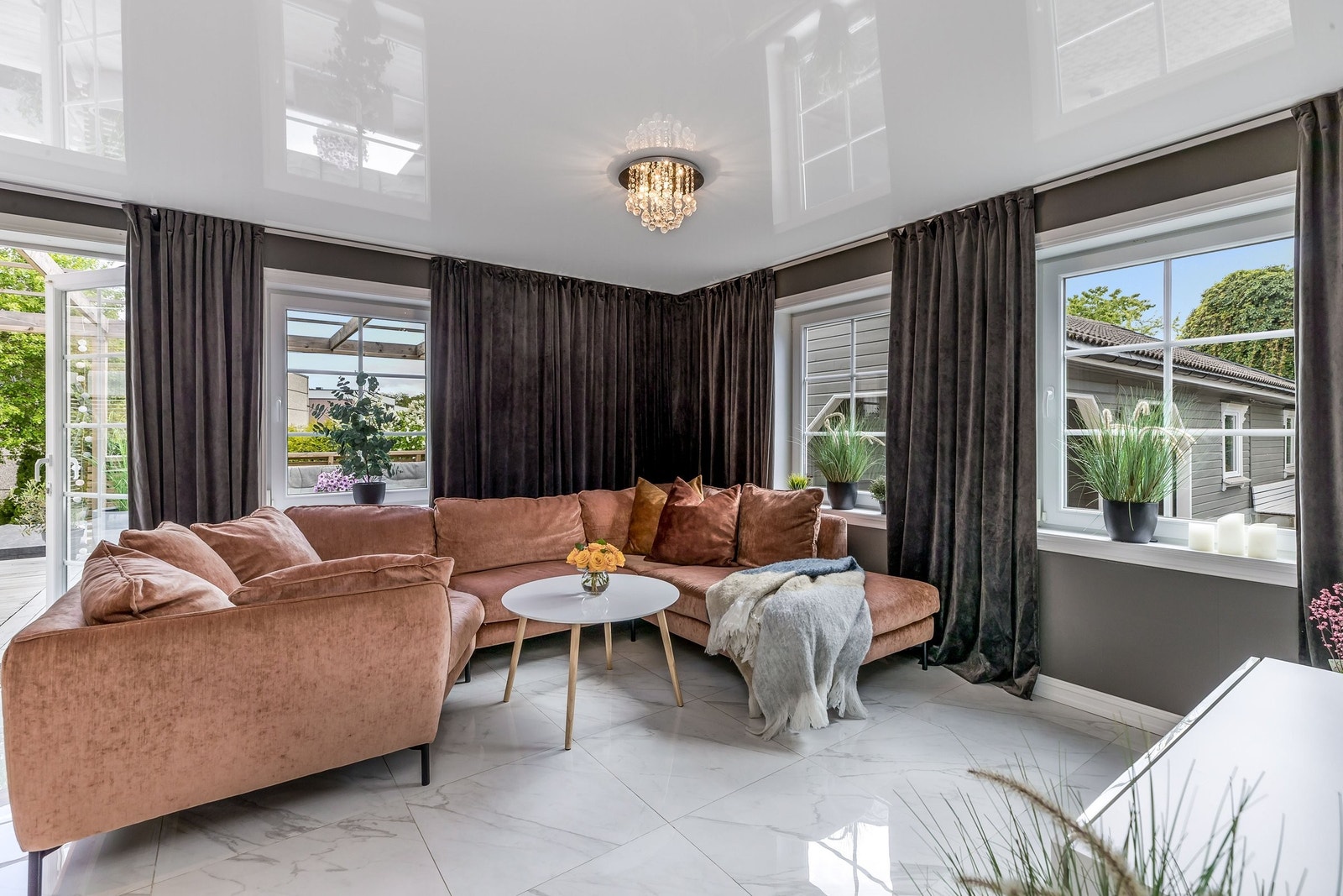 TV og sofa seksjon Galleribilde