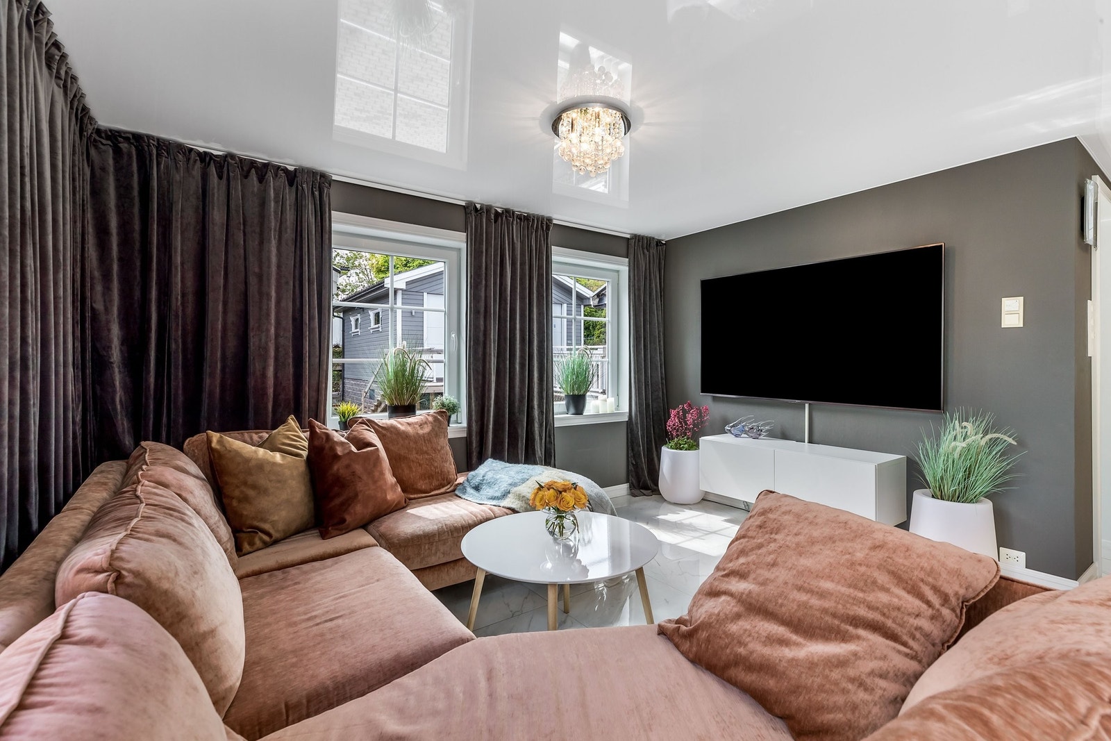 TV og sofa seksjon Galleribilde