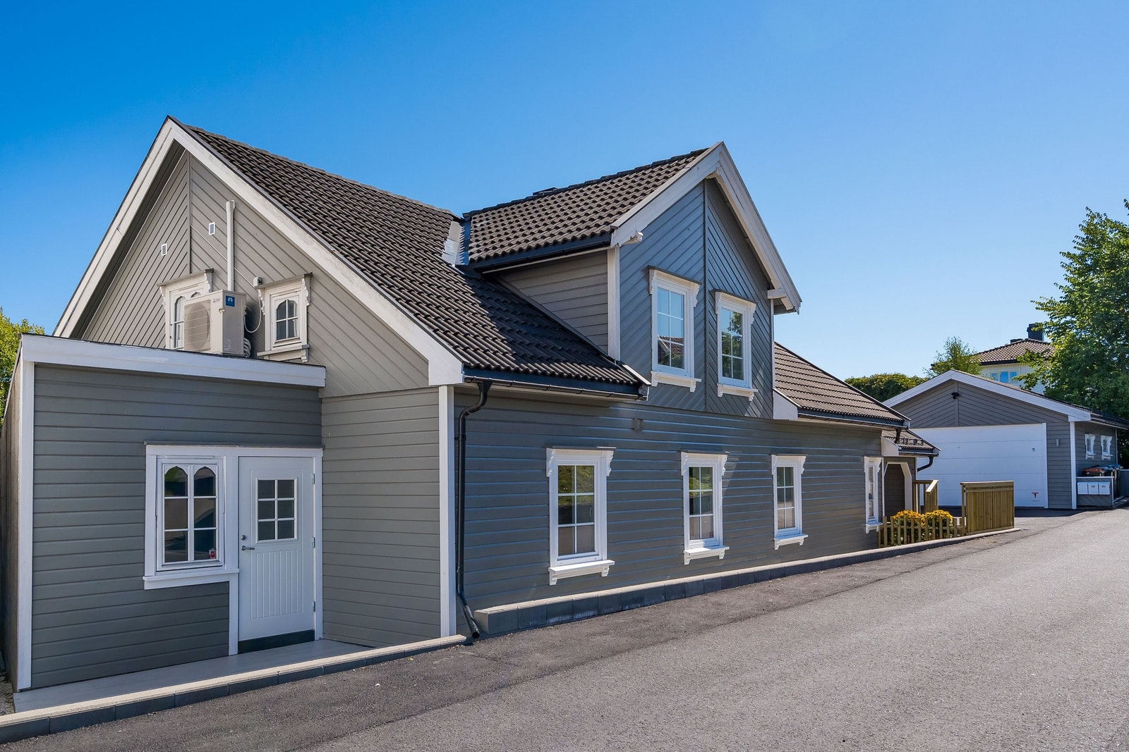 Huset ligger langs gata, her vises også inngangen til hybelen. Galleribilde