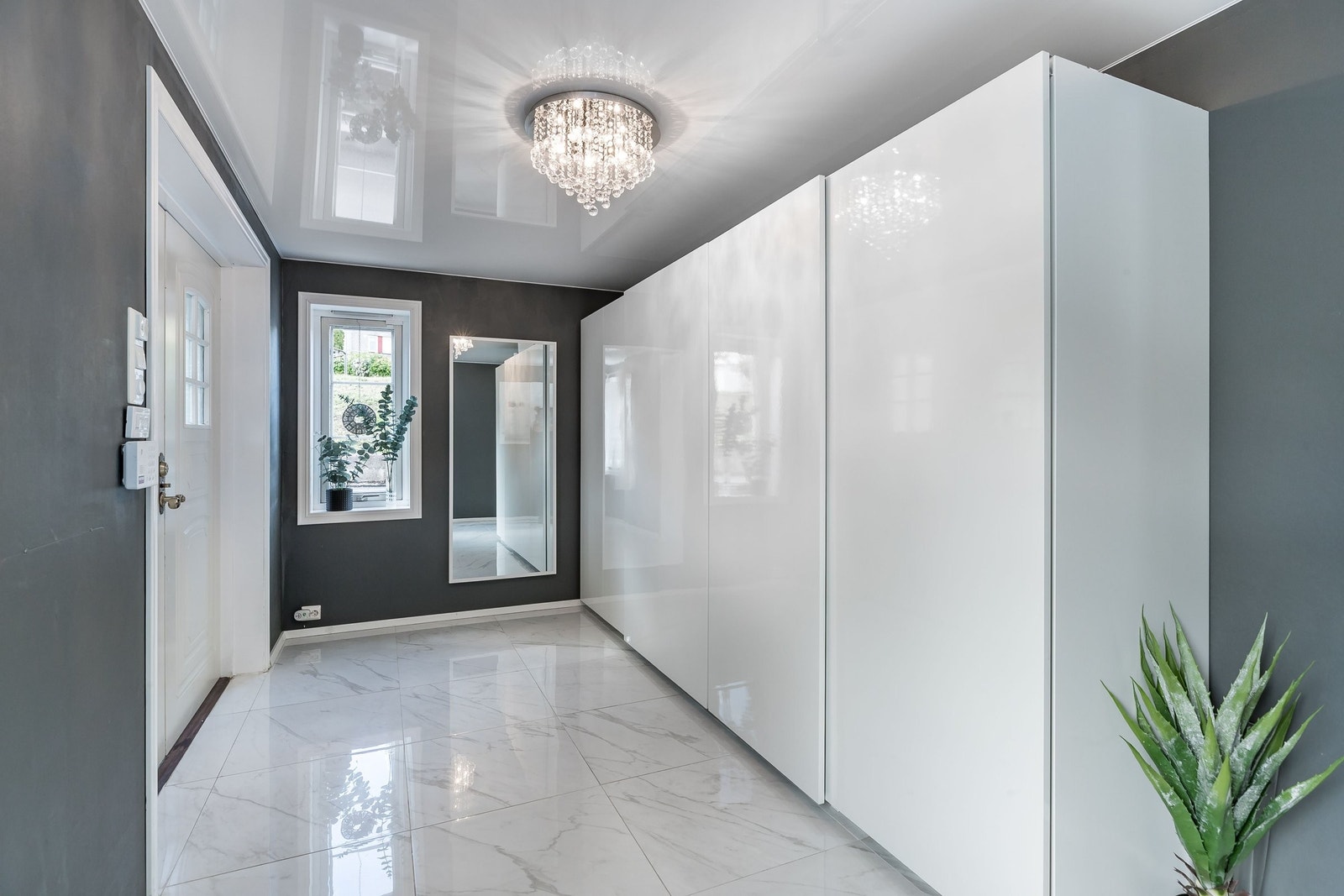 Inngang - hall 1 etg. Galleribilde