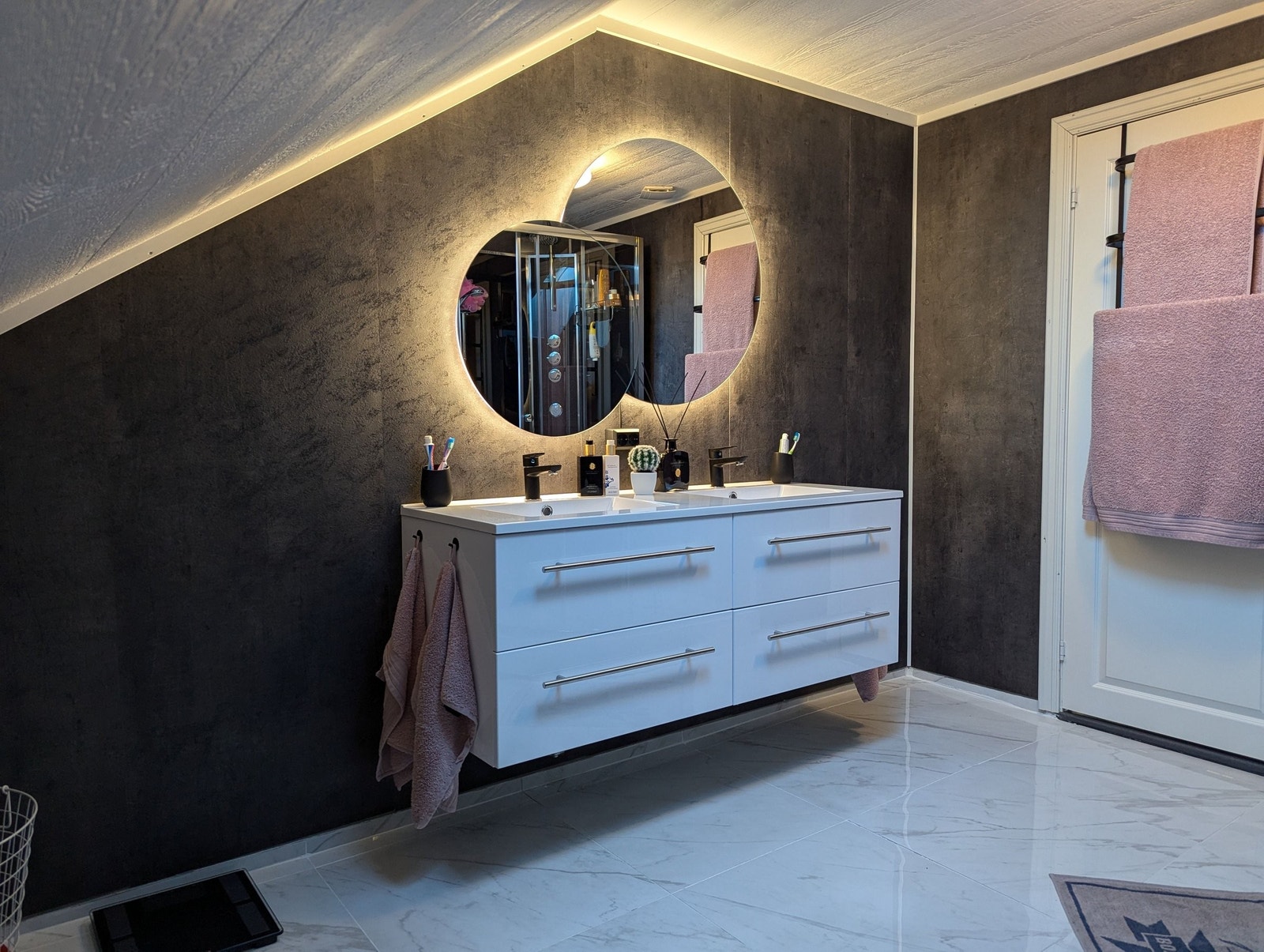 Nytt bad med dobbelt vask - sminke eller tannpuss uten forstyrrelser. Galleribilde