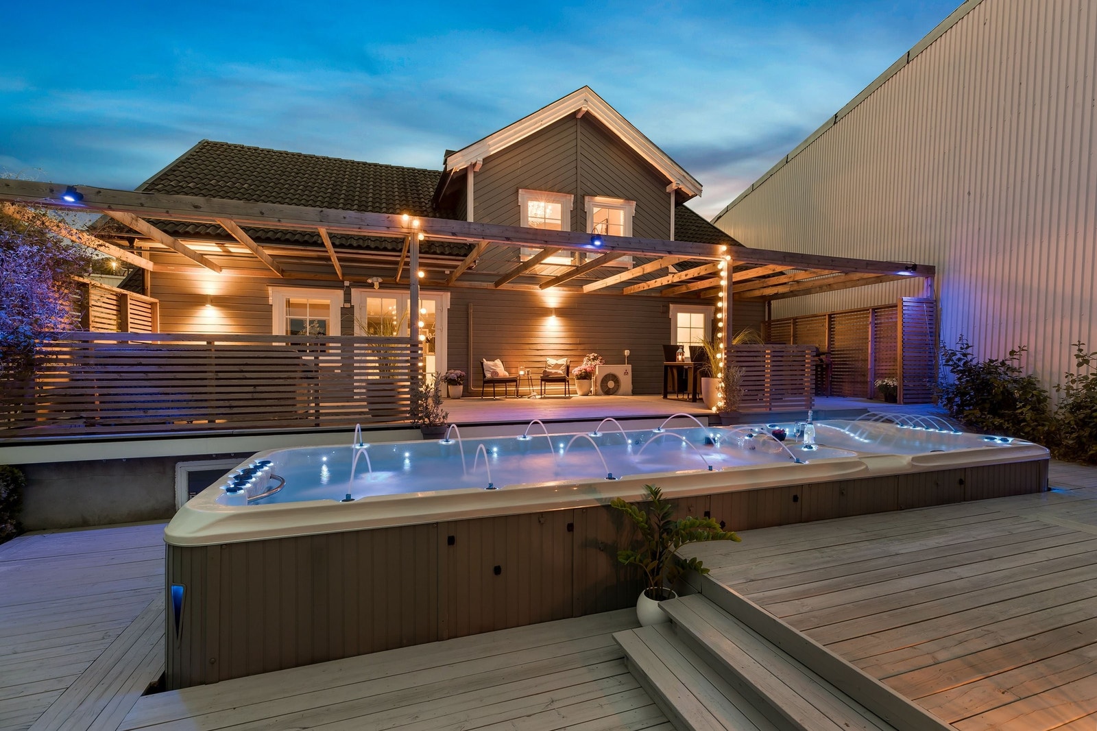 Stor solvegg som er fylt med grønne vekster om sommeren Galleribilde