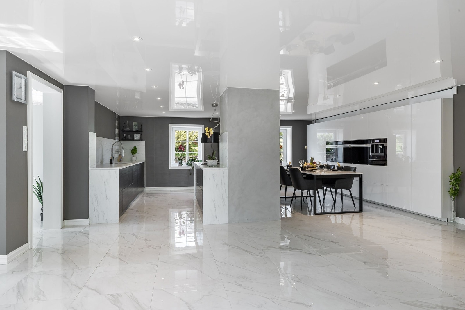 One-living - TV og sofa seksjon til venstre (eget bilde) Galleribilde