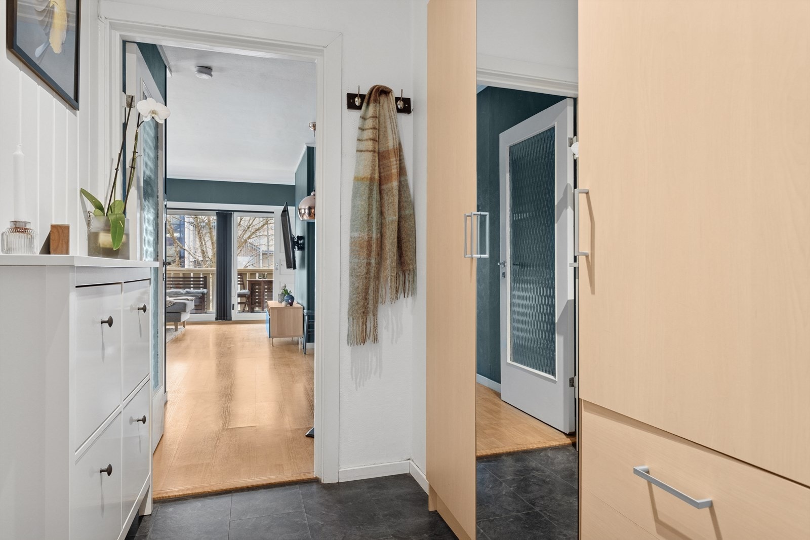 Velkommen inn! Her er det plass til både garderobe og skoskap. Galleribilde