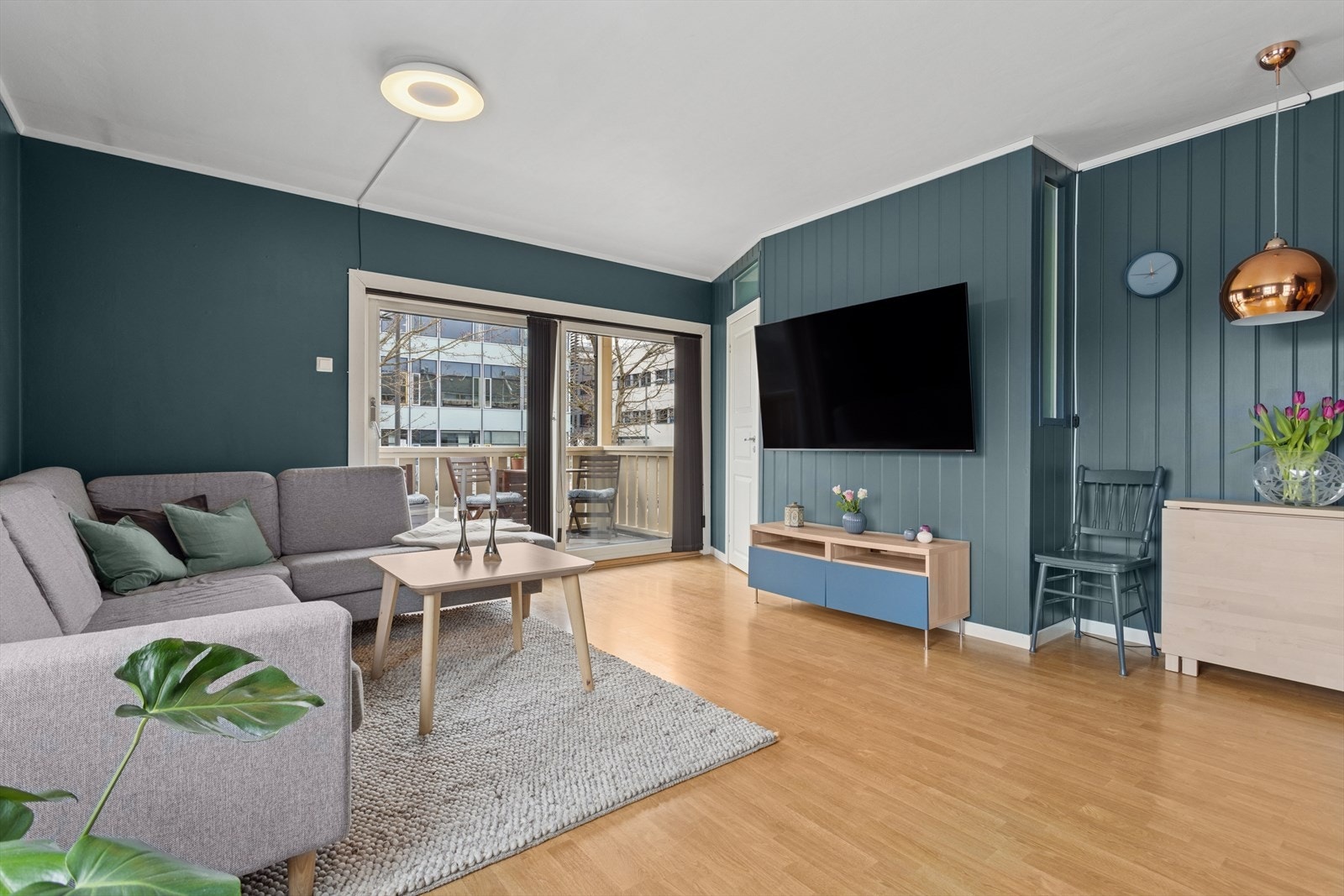 Tidsriktig fargevalg i stua. - Fra stua har man direkte tilgang til sørvendt balkong. Galleribilde