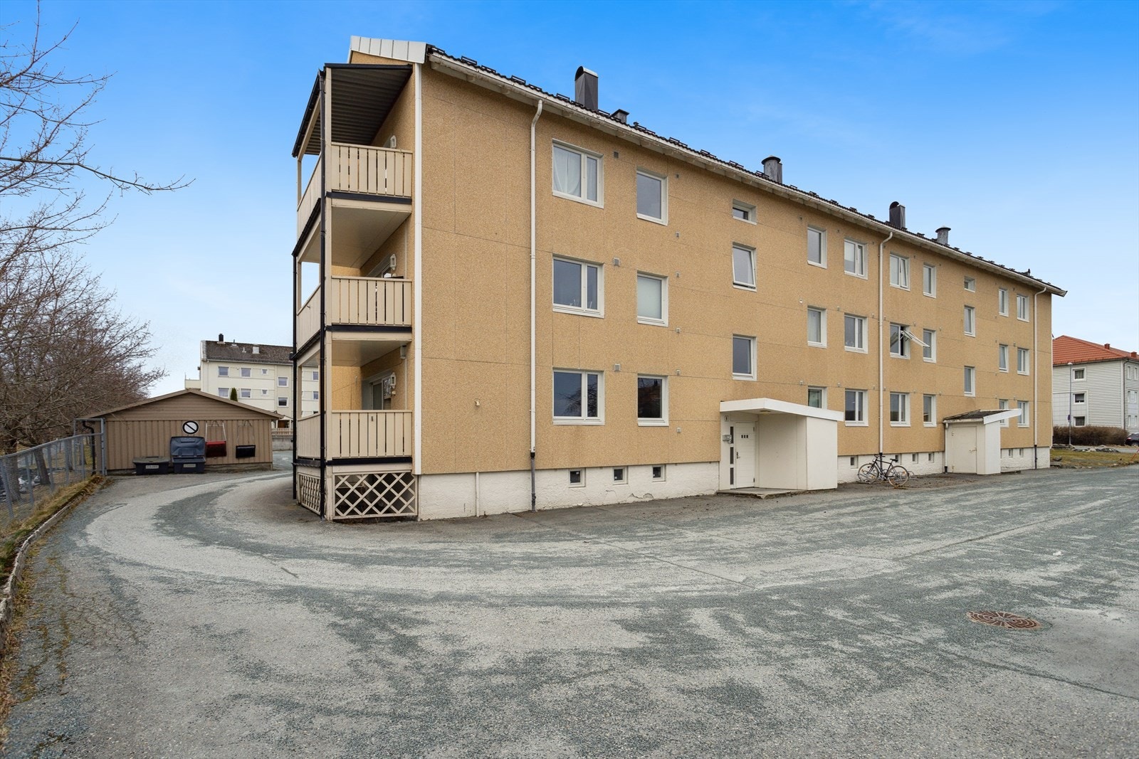 Leiligheten ligger i en høy 1.etasje, her passerer kun besøkende som skal til gjesteparkeringen, eller beboere som skal til garasjen sin Galleribilde