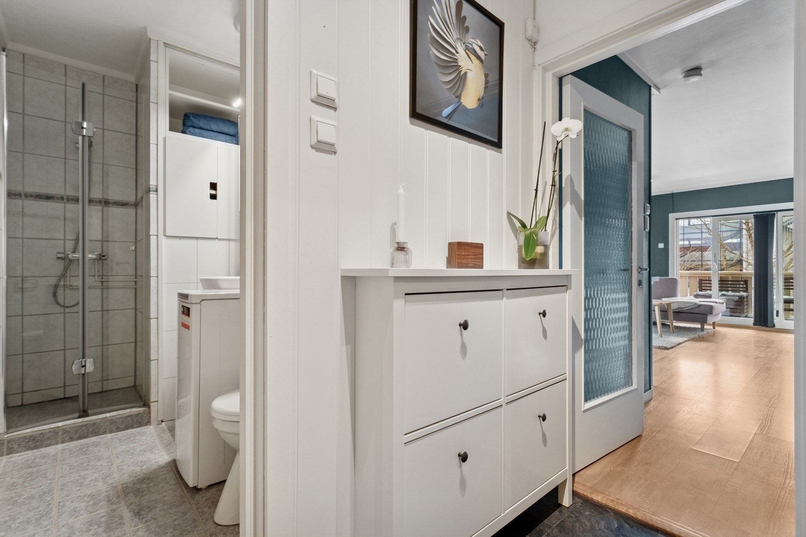Fra leilighetens gang har man tilgang til badet. Galleribilde