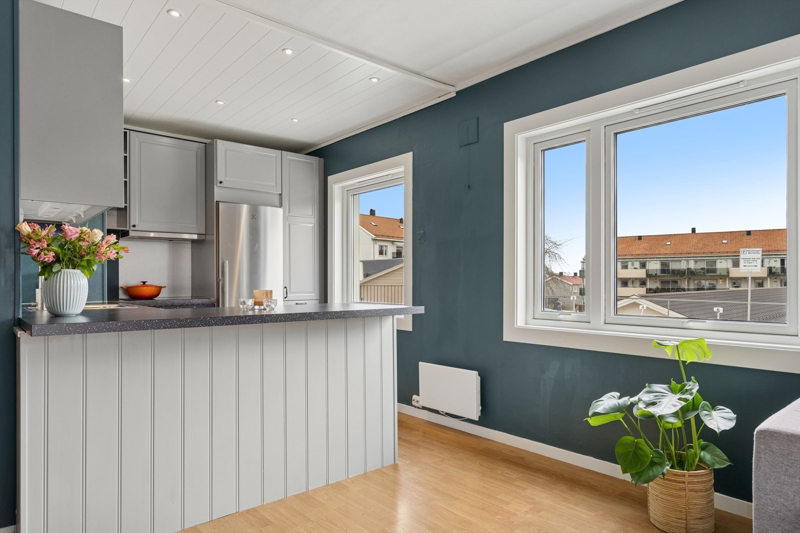 De store vindusflatene på kjøkkenet sørger for godt med naturlig lys og en hyggelig atmosfære. Galleribilde