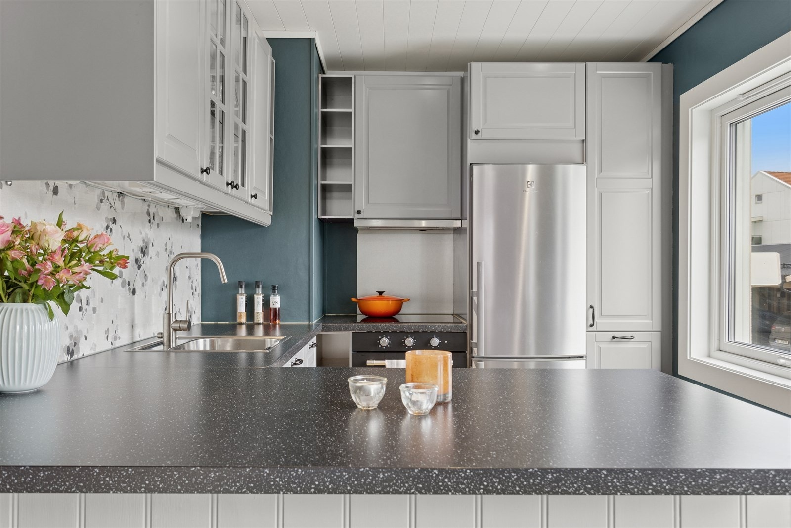 Kjøkkenet har godt med skap og benkeplass. Det er integrerte hvitevarer som stekeovn, platetopp og oppvaskmaskin. Kjøl/fryseskap er frittstående. Galleribilde