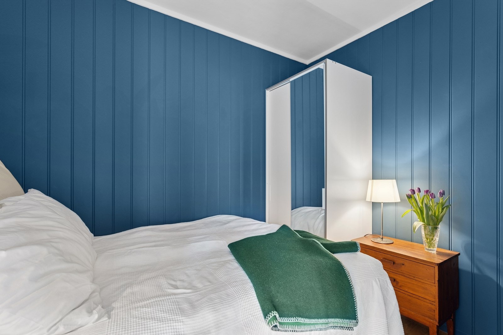 Her er det plass til dobbeltseng og garderobeskap. Galleribilde