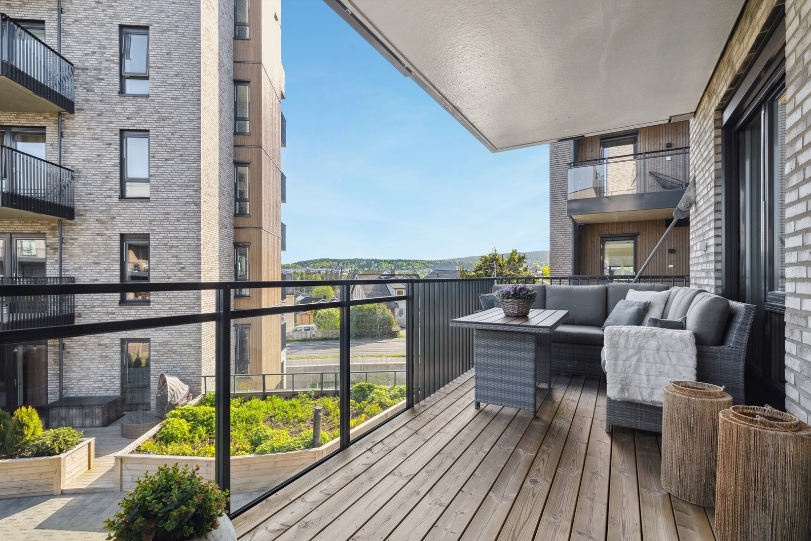 God plass til å møblere for å skape en hyggelig uteplass. Galleribilde