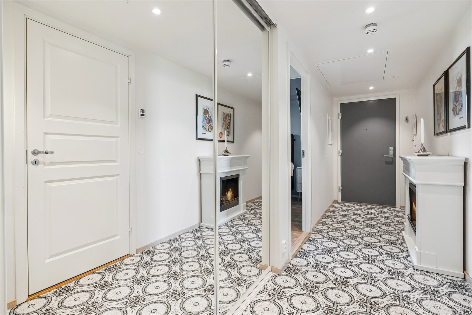 Her ønskes du velkommen inn i en lys og romslig entrè med god plass til å henge fra seg ytterklær. Overflatene i gangen er med fliselagt gulv og lysmalte vegger. Videre er det skyvedørsgarderobe med god plass til oppbevaring. Galleribilde