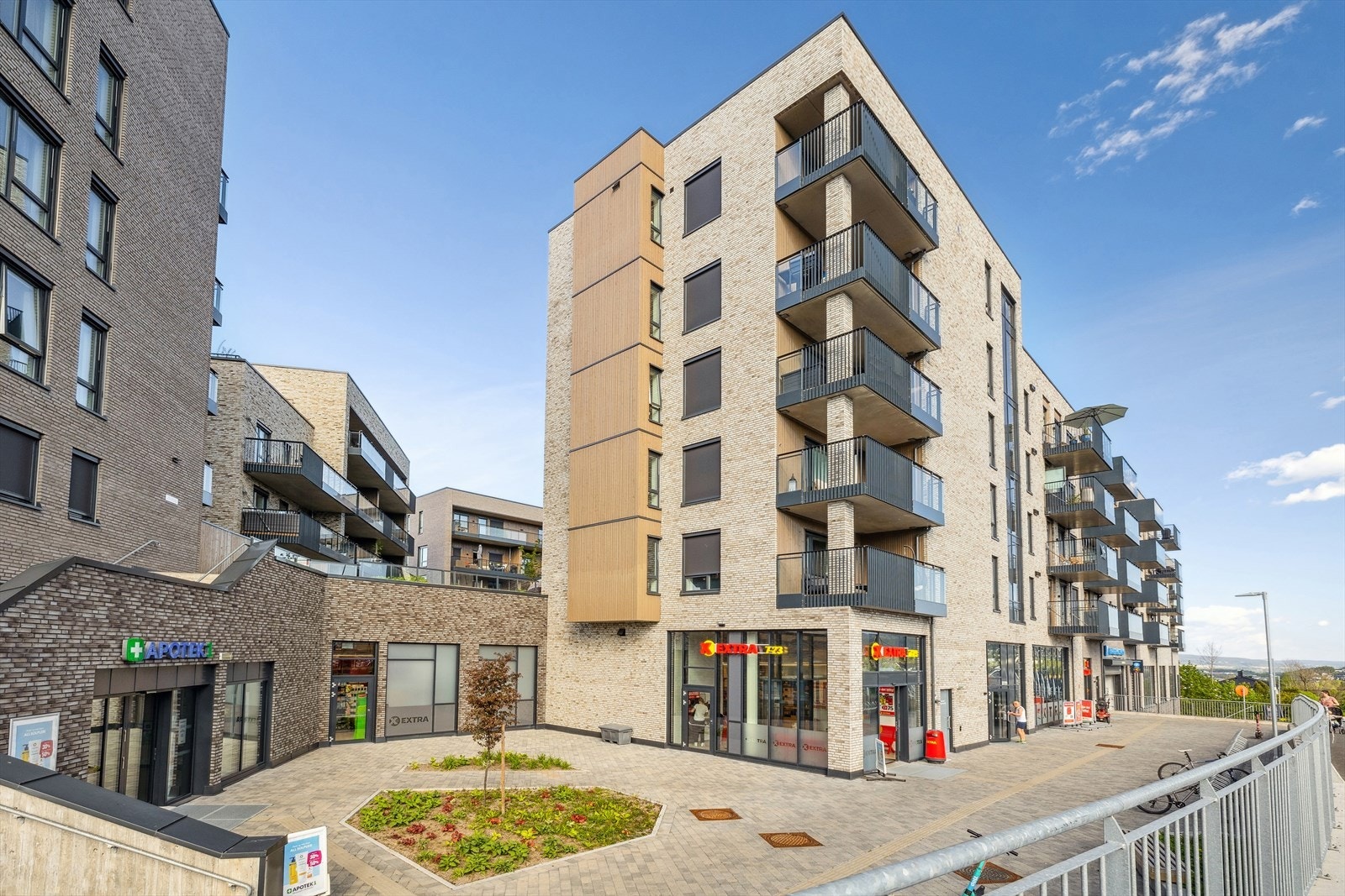 I underetasjen ligger Extra og Apotek 1, og det busstopp like i nærheten. Galleribilde