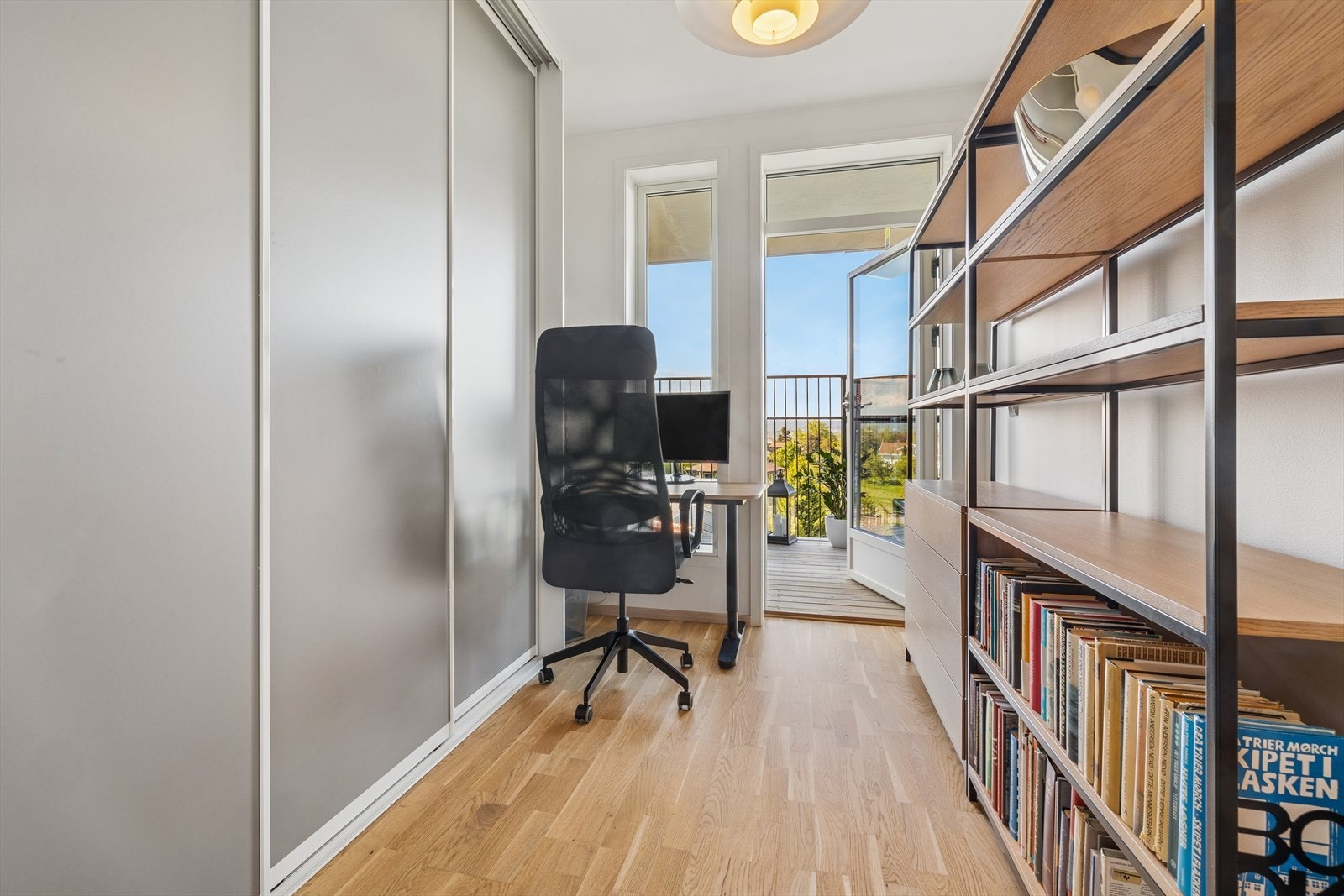 Soverom 3 benyttes i dag som kontor og har rikelig med oppbevaringsmuligheter. Herfra er det adkomst til balkong. Galleribilde