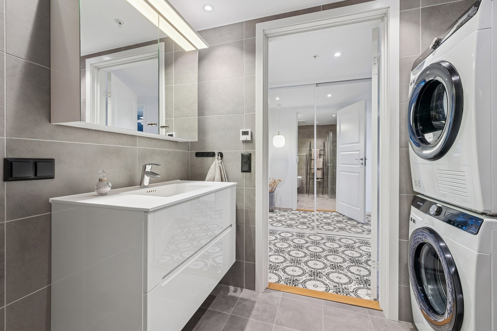 Hovedbadet har opplegg for vaskemaskin og tørketrommel. Galleribilde