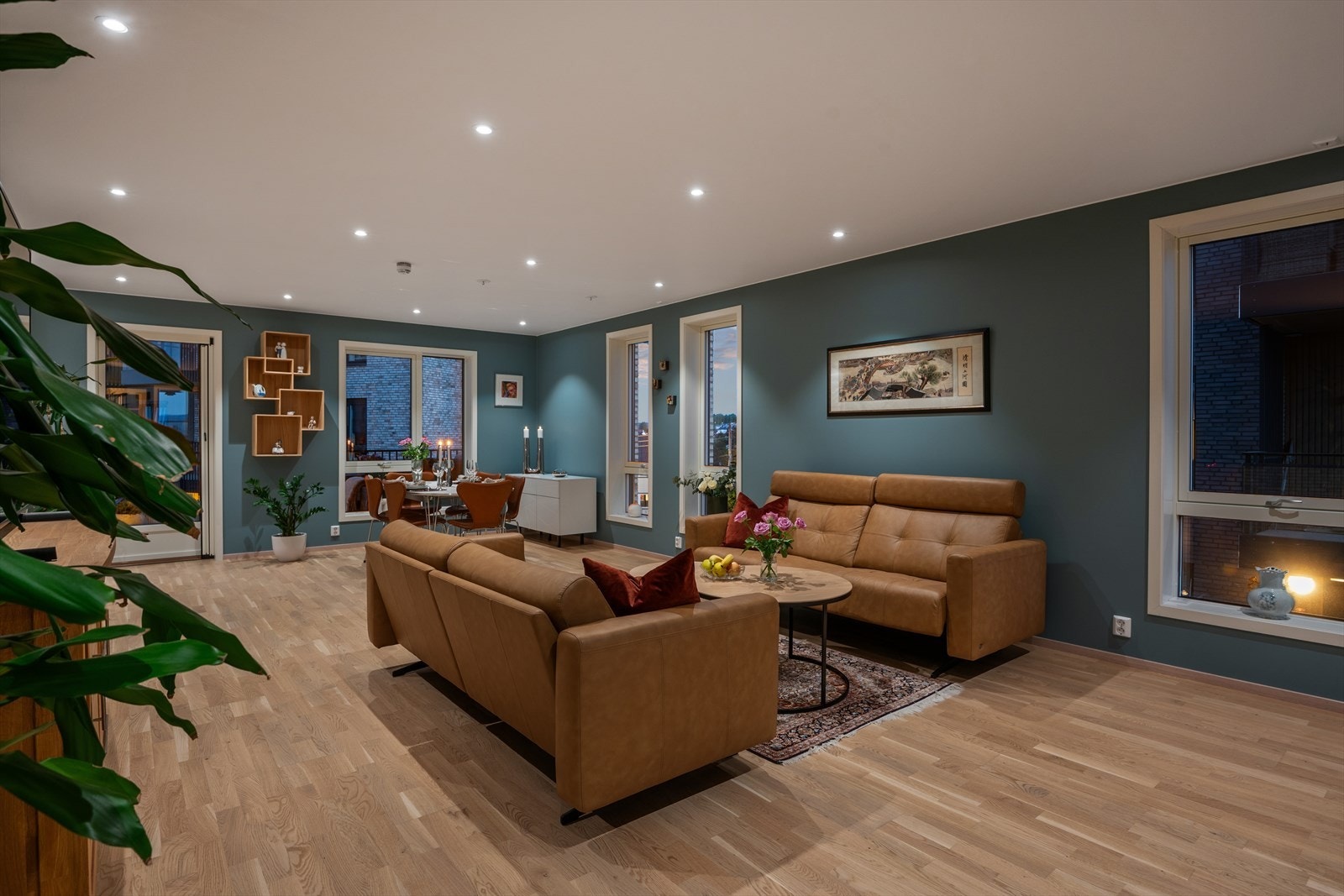 Det er downlights i himlingen som gir både god og fin belysning. Galleribilde