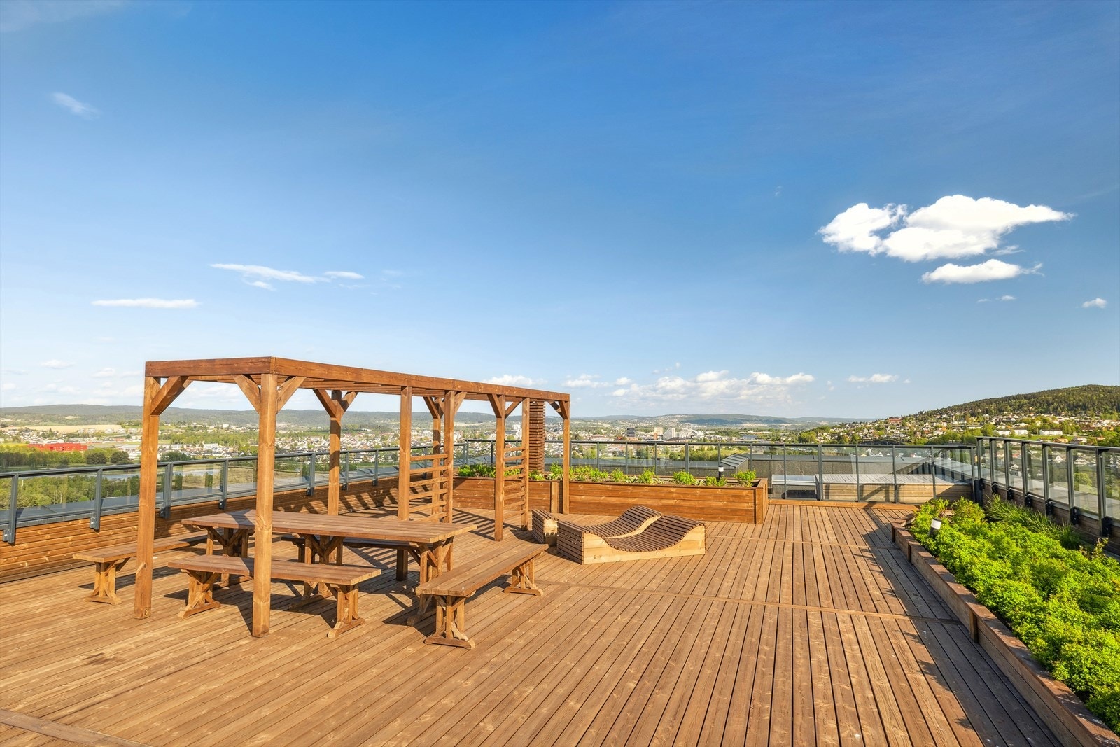 Sameiet har egen takterrasse, som byr på gode solforhold og har flott utsikt. Dette er et populært sted for beboerne å tilbringe tid på fine dager. Galleribilde