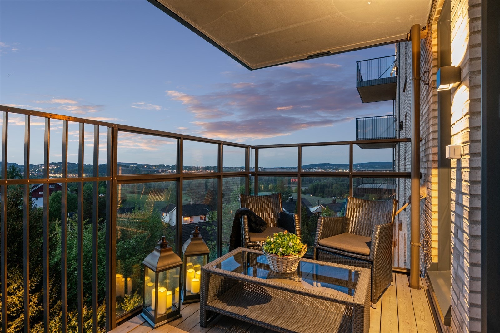 Fra det ene soverommet er det utgang til balkong med flott usikt over landlige omgivelser. Galleribilde