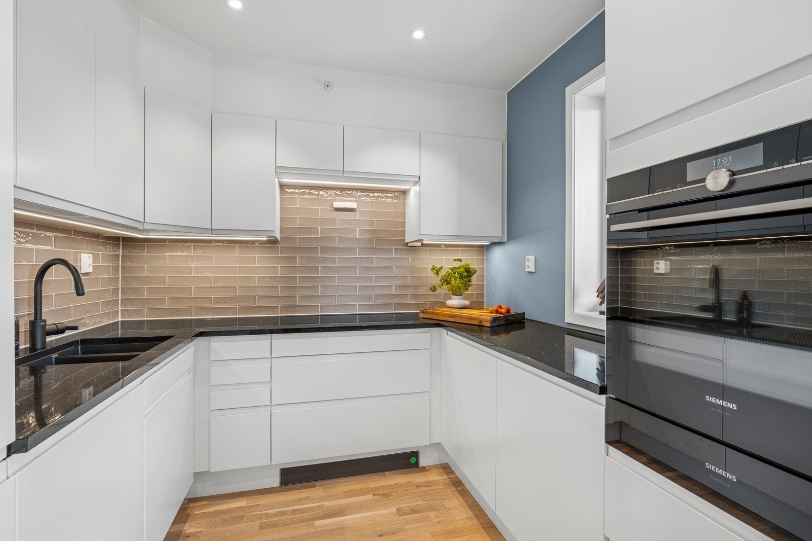 Innredningen er med lyse glatte fronter og benkeplate av stein. Kjøkkenet er levert fra Sigdal. Galleribilde