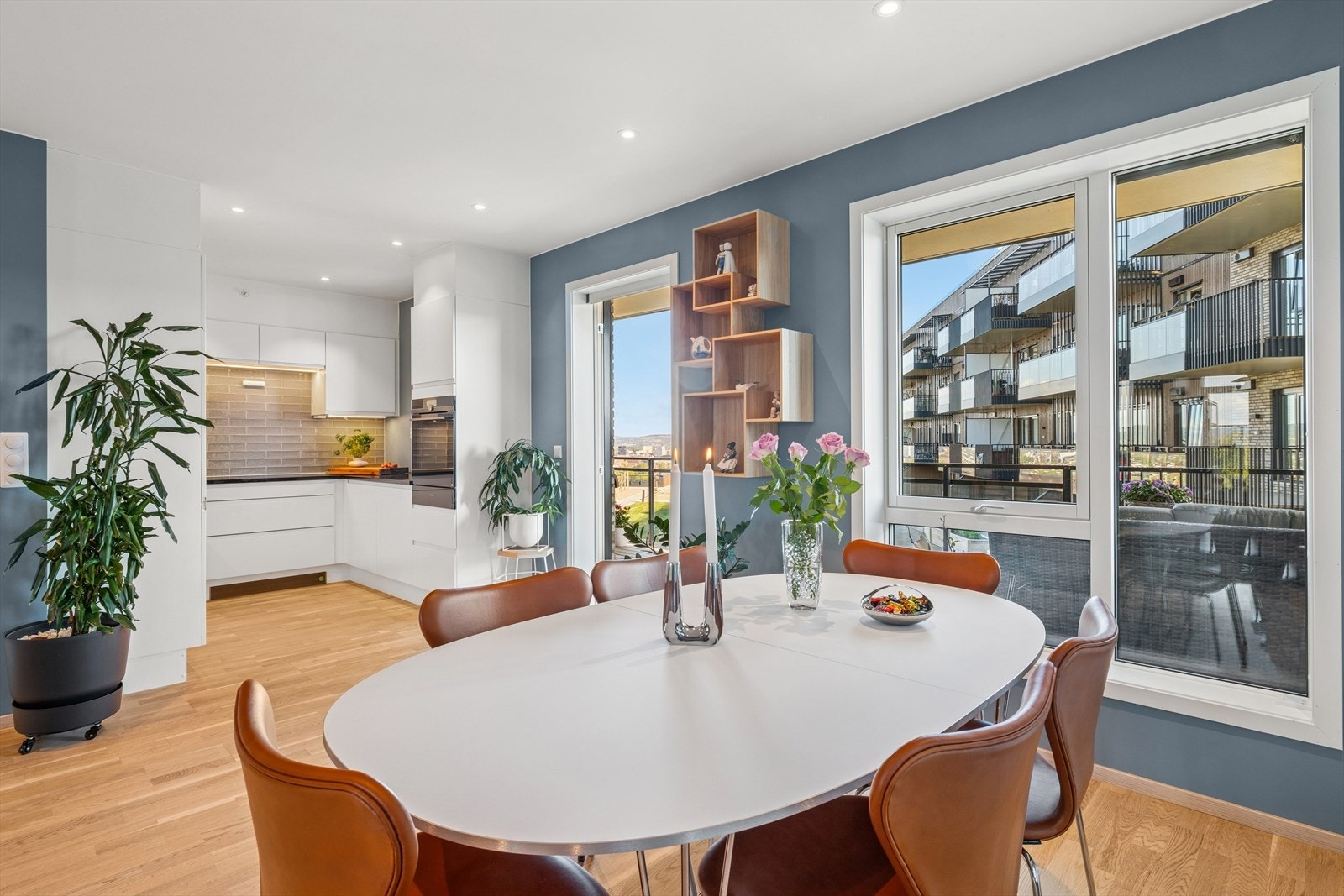 Videre byr kjøkkenet på plass til integrerte hvitevarer som koketopp, platetopp, varmeskuff, oppvaskmaskin og kjøleskap. Galleribilde