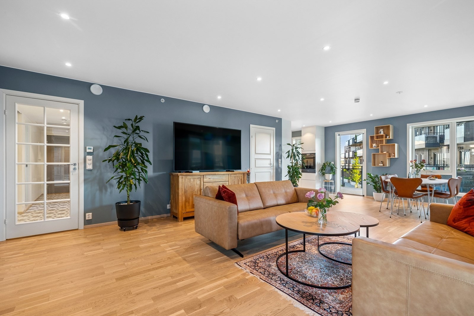 Leiligheten var ny i 2023 og holder en gjennomgående god standard og ble påkostet med flere tilvalg. Galleribilde