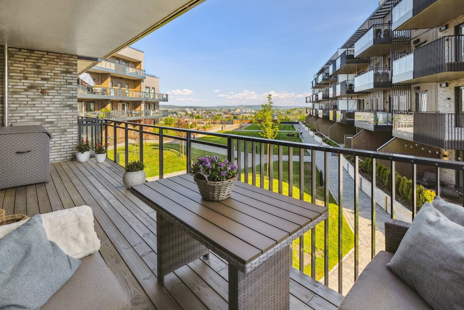 Leiligheten har to balkonger hvor flotte utsiktsforhold kan nytes. Galleribilde