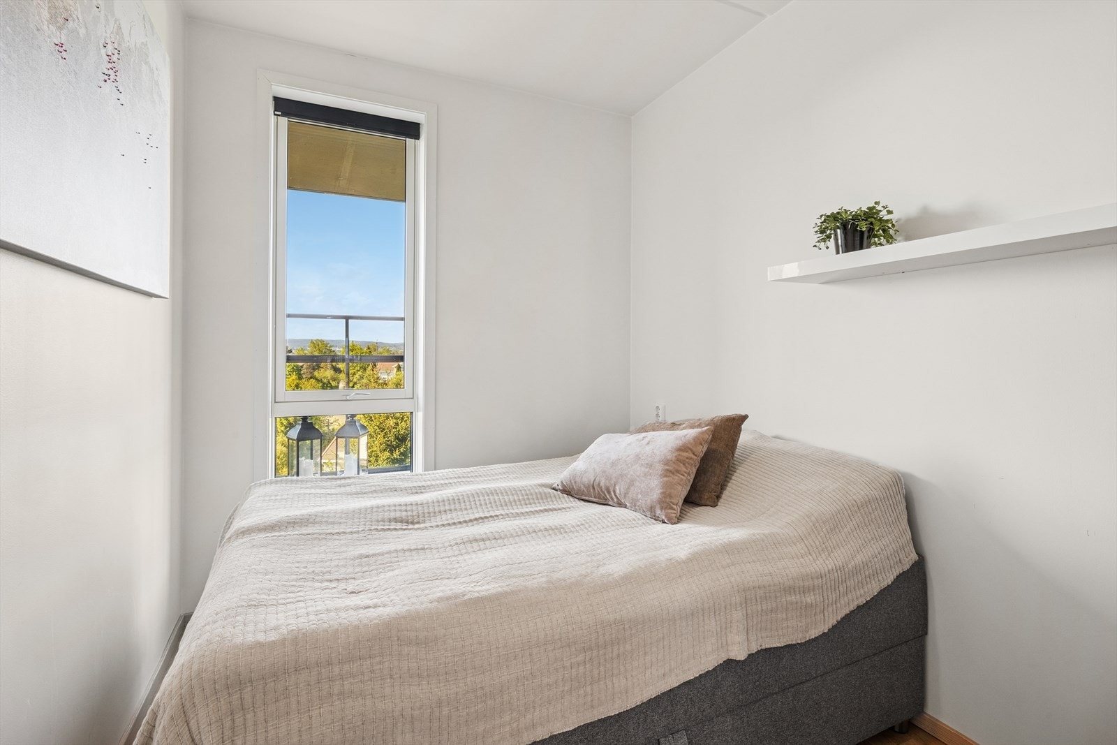 Alle tre soverommene har god plass til seng med tilhørende møblement. Galleribilde