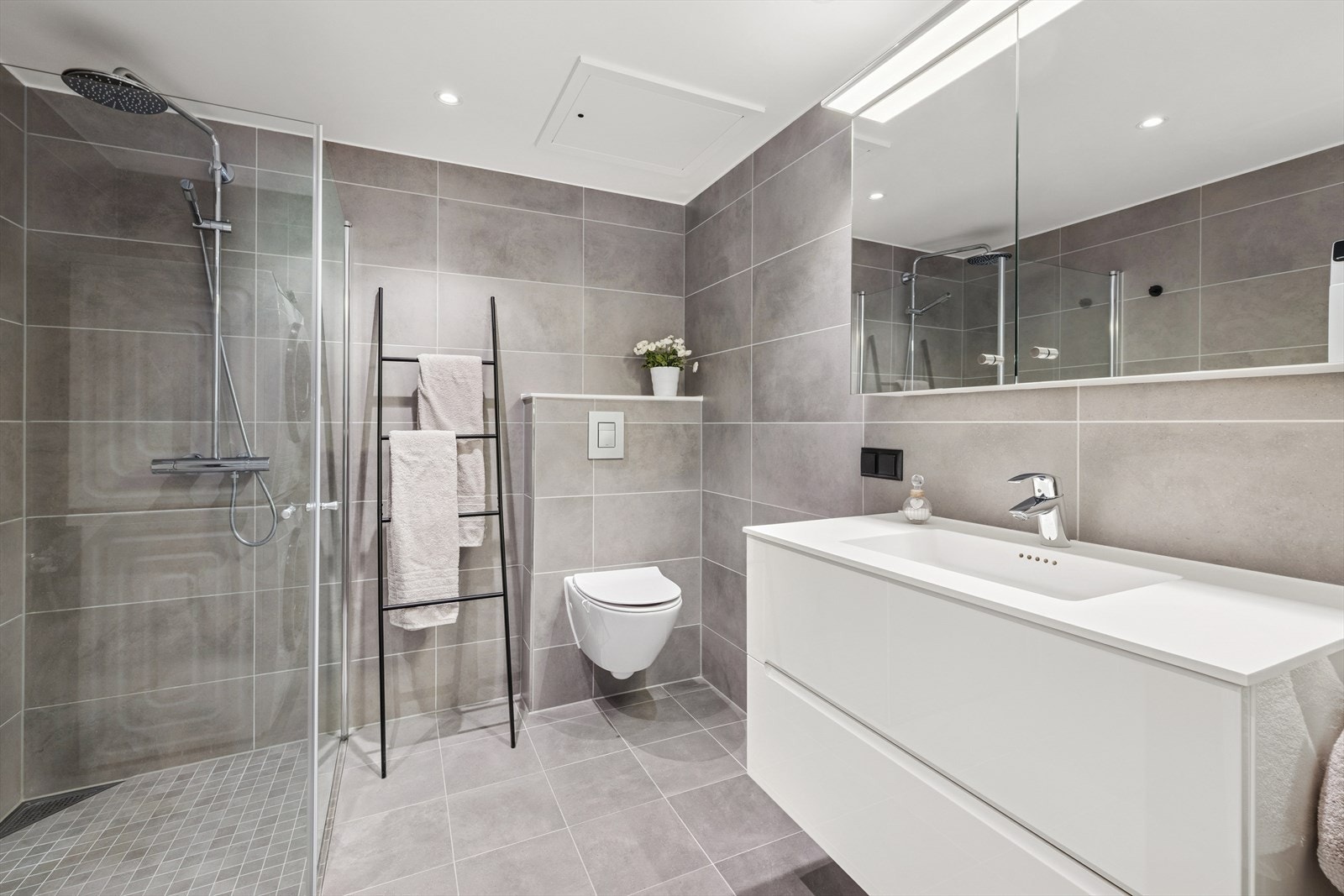 Leiligheten har to lekre, fliselagte baderom. Galleribilde