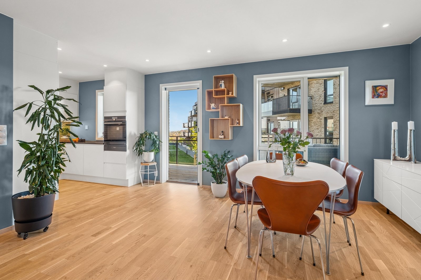 Kjøkkenet ligger i egen nisje med åpning mot stuen, som gjør rommet mer sosialt ved besøk. Galleribilde