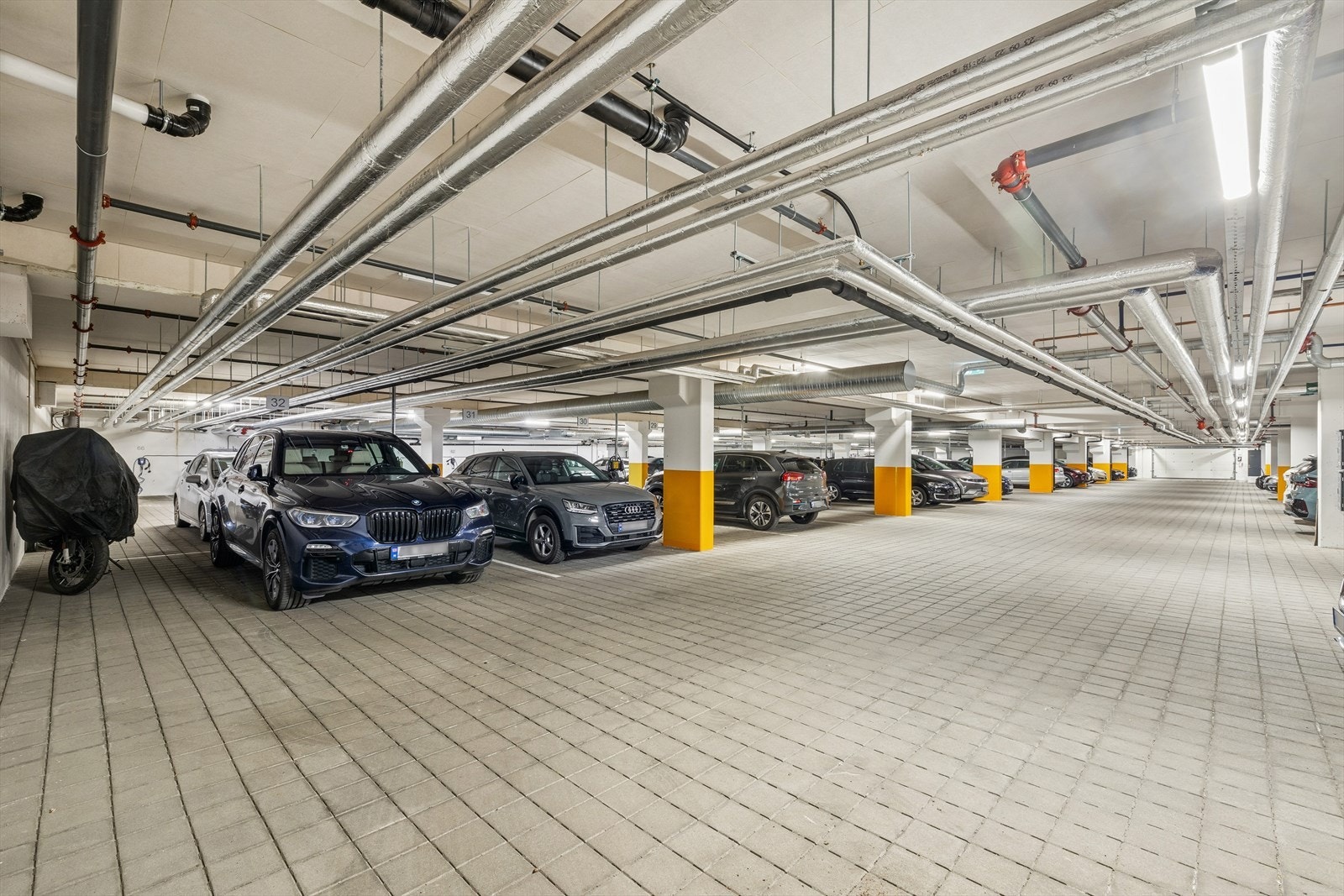 Leiligheten disponerer to garasjeplasser ved siden av hverandre med en el-bil lader. Galleribilde