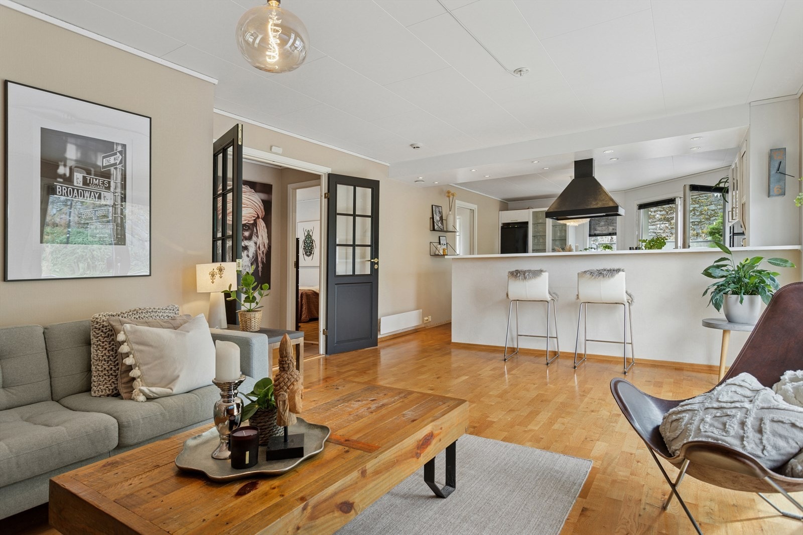 Stuen er malt opp i lune- og tidsriktige veggtoner. Galleribilde