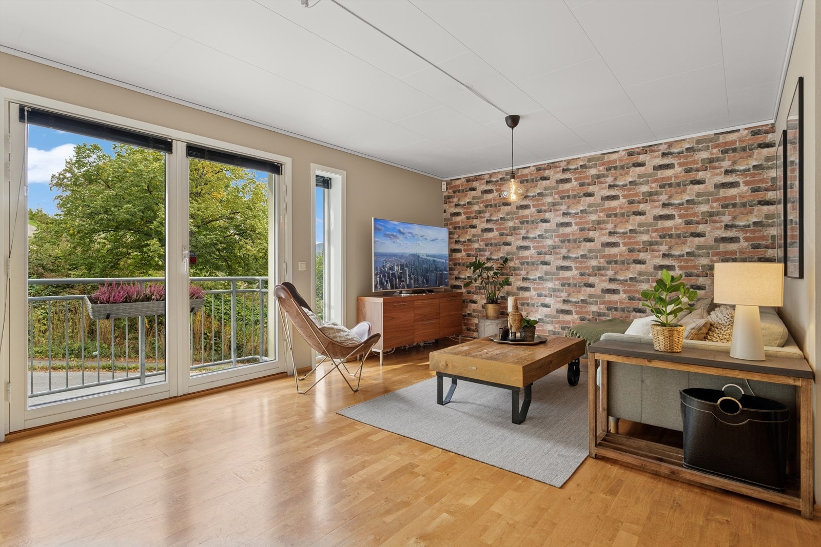 Stuen har store vindusflater som gir mye naturlig lysinnslipp og bidrar til en behagelig romfølelse. Galleribilde