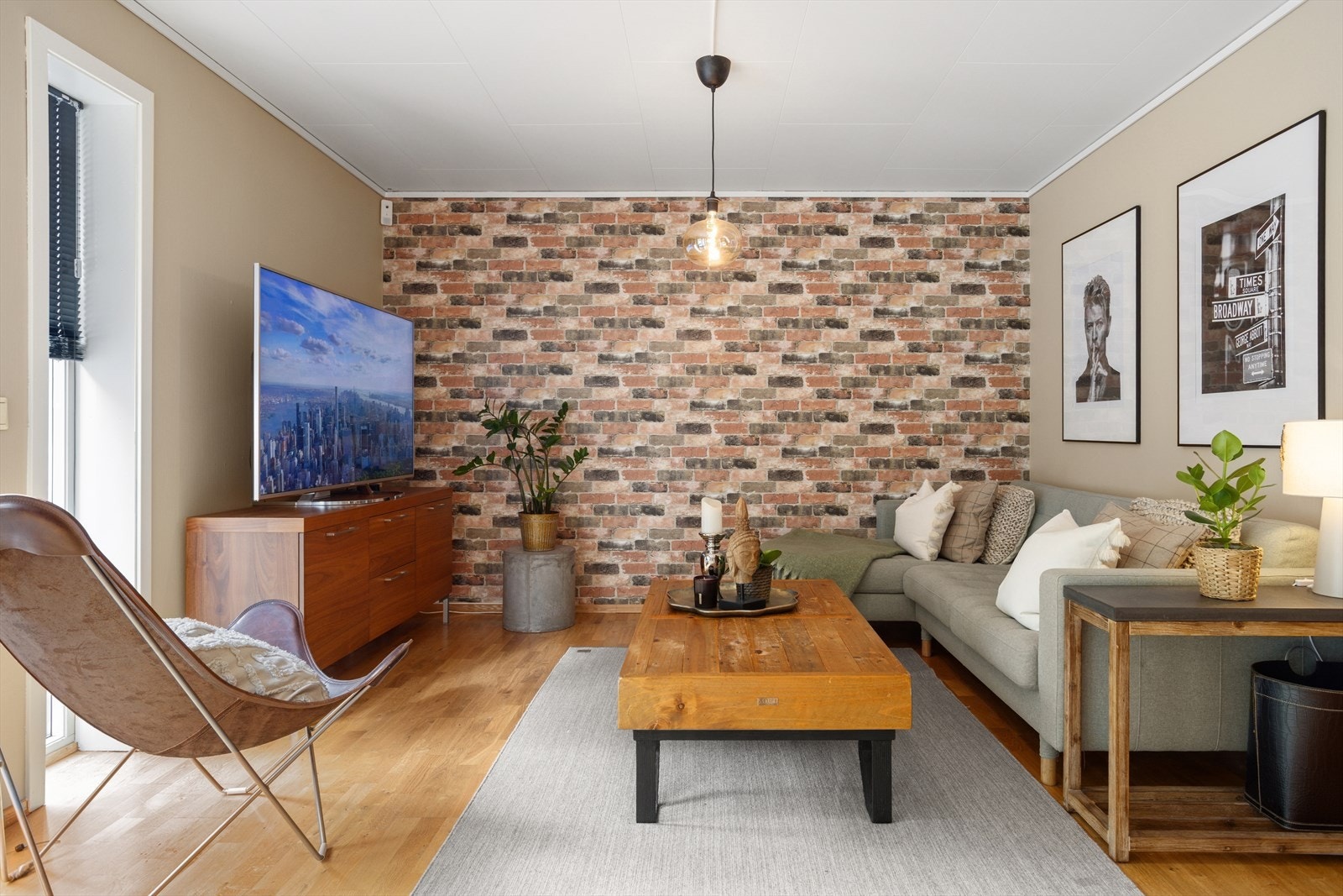 Stuen har god plass til ulike typer sofaløsninger. Galleribilde