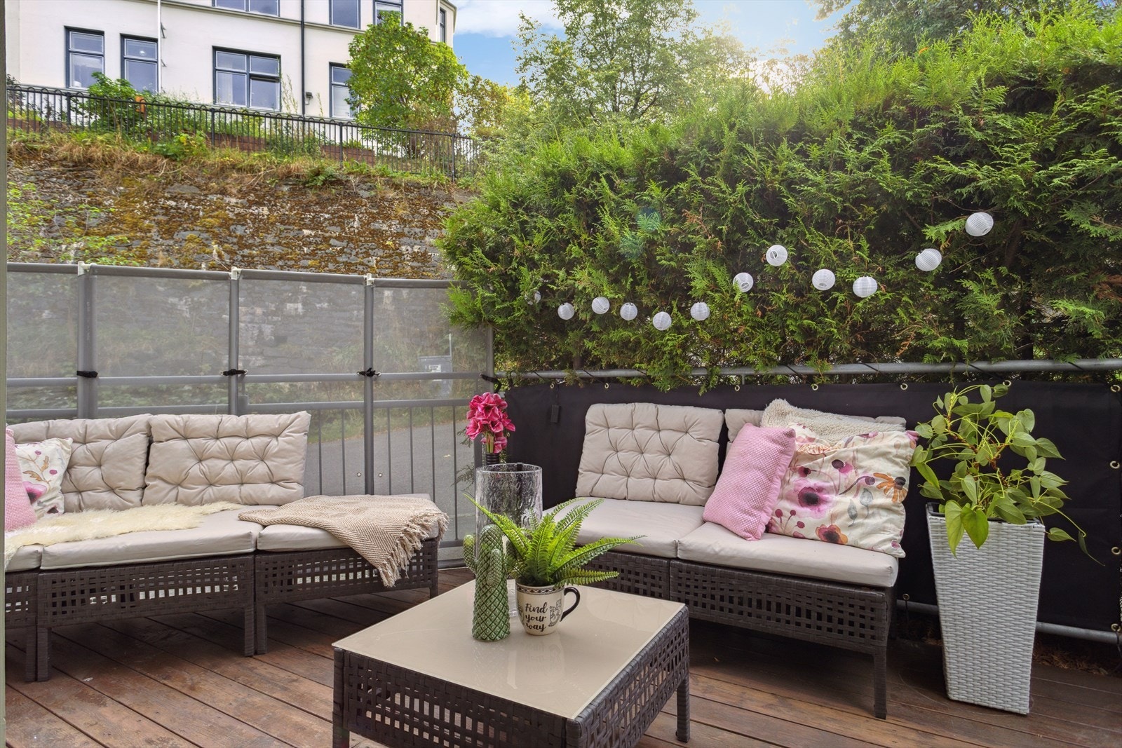 Balkongen har god plass til utemøbler. Galleribilde