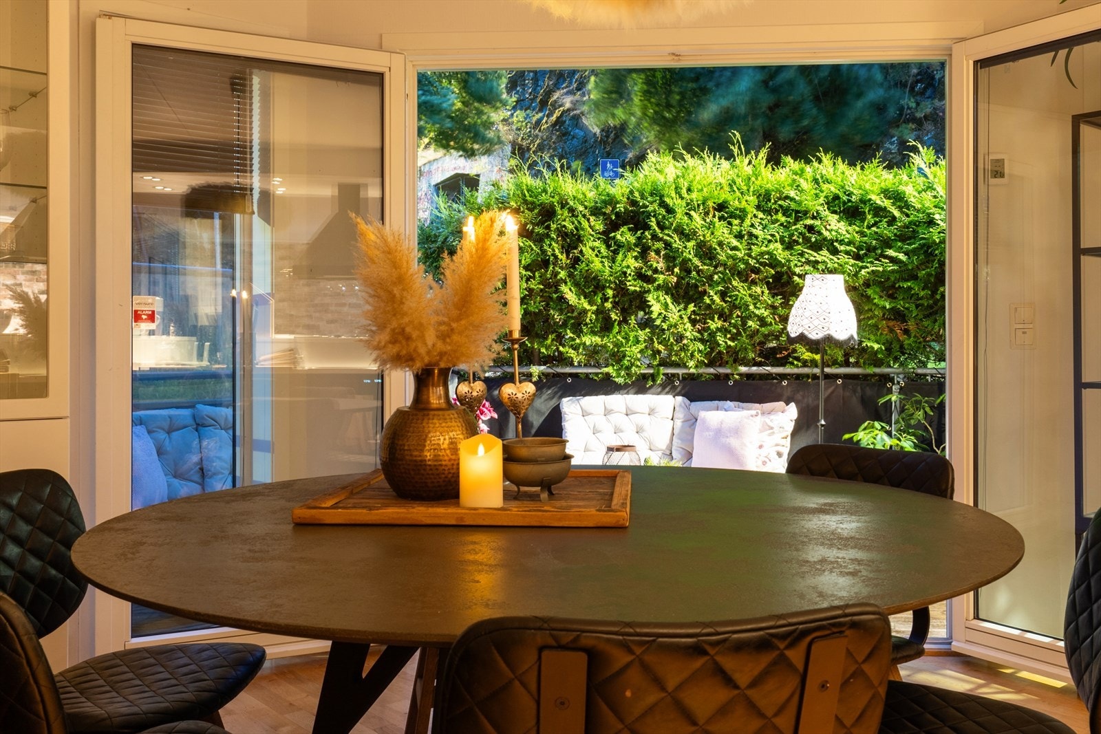 Fra stuen er det dobbel glassdør ut til den avskjermede verandaen. Galleribilde