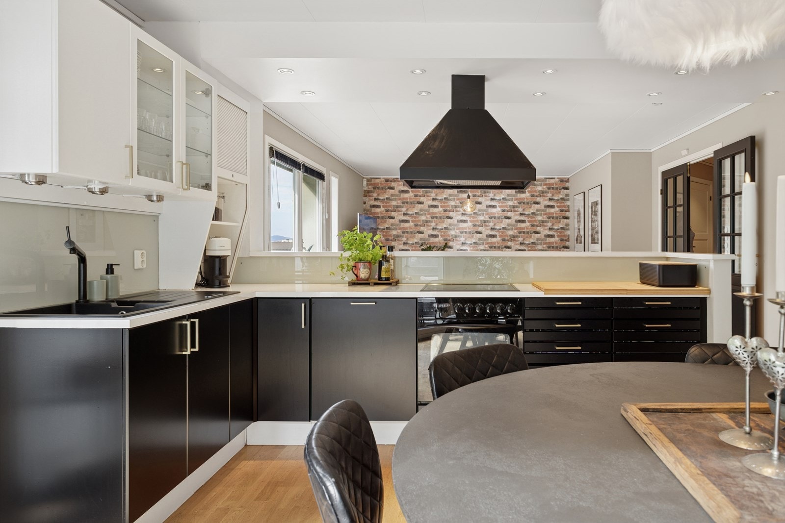 Kjøkkenet har rikelig med skap- og benkeplass. Galleribilde