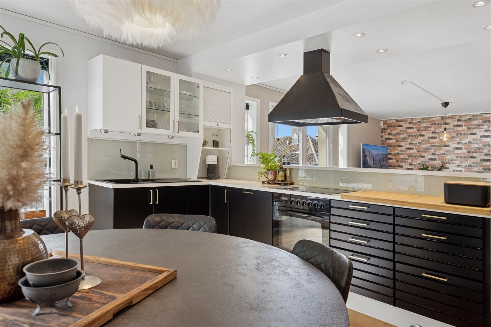 Kjøkkenet har en flott innredning med folierte skrog, slette fronter og laminert benkeplate. Hvitevarer som oppvaskmaskin, platetopp, stekeovn og ventilator er integrert i innredningen. Galleribilde