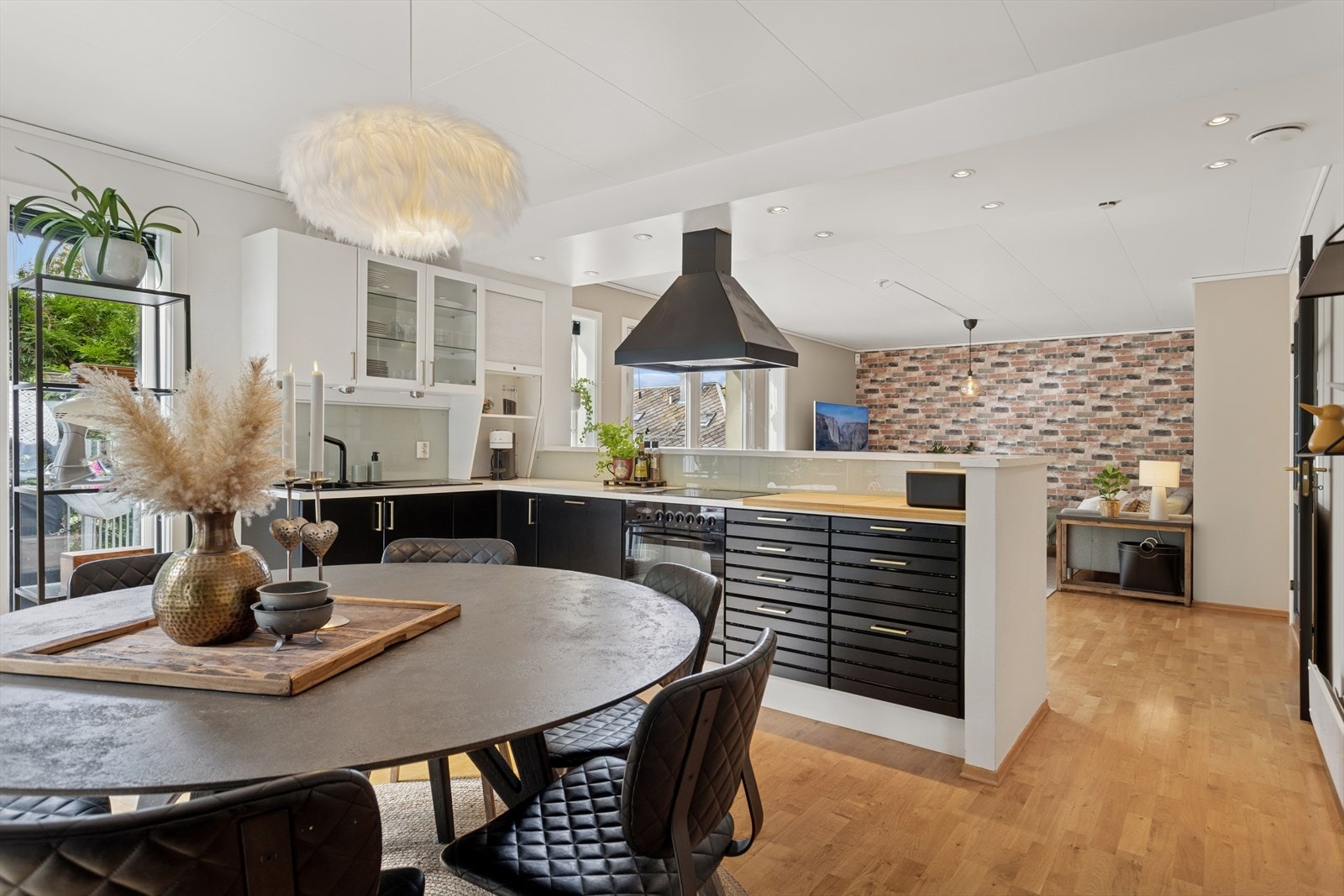 Kjøkken og spisestue. Galleribilde