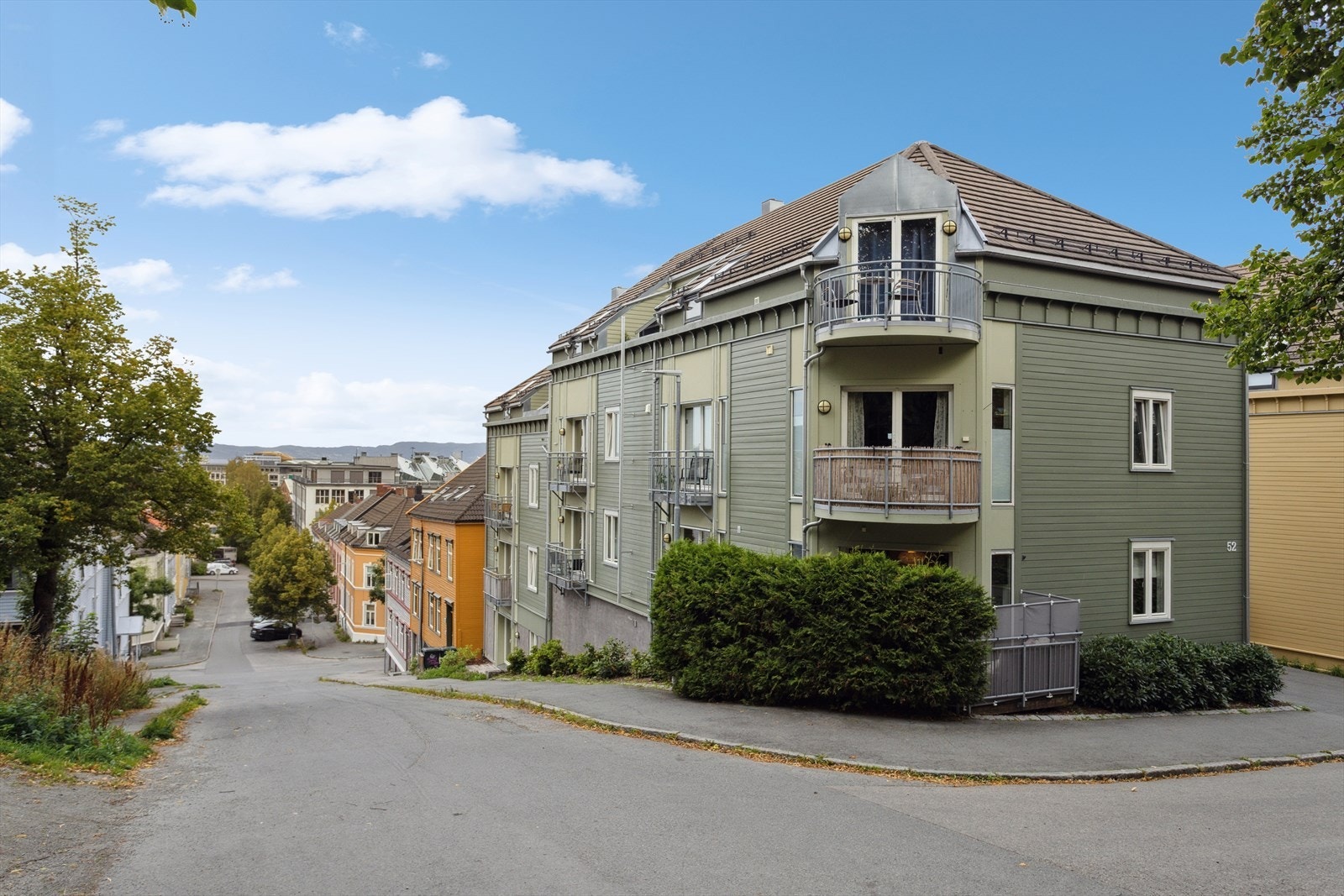 Herfra er det kort avstand til flere store studiesteder, nærbutikker, søndagsåpent bakeri, festningen, Bakklandet, Solsiden og sentrum forøvrig. Galleribilde