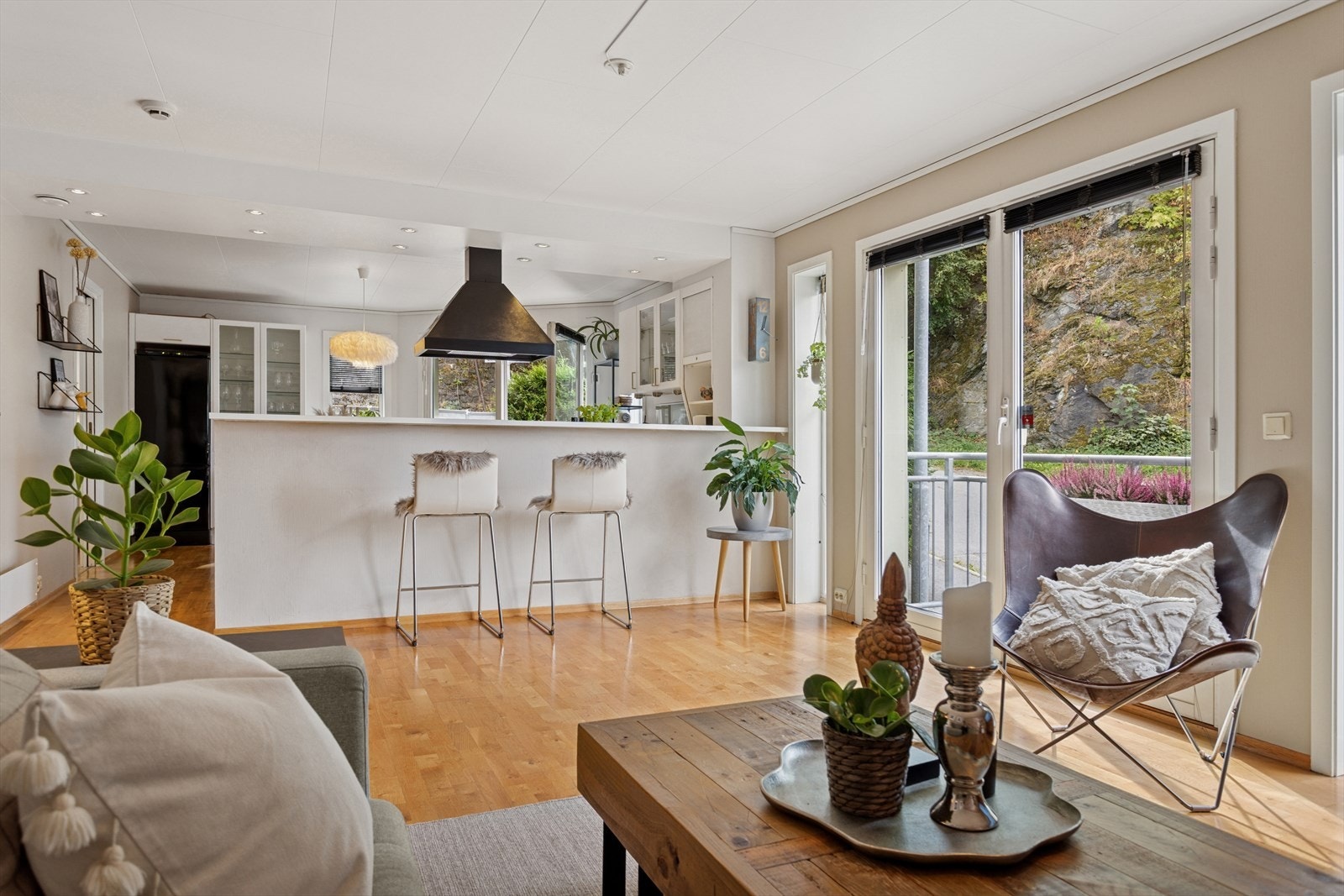 Stue og kjøkken er tilsammen ca. 41 m². Fra stuen er det utgang til en "fransk balkong". Galleribilde