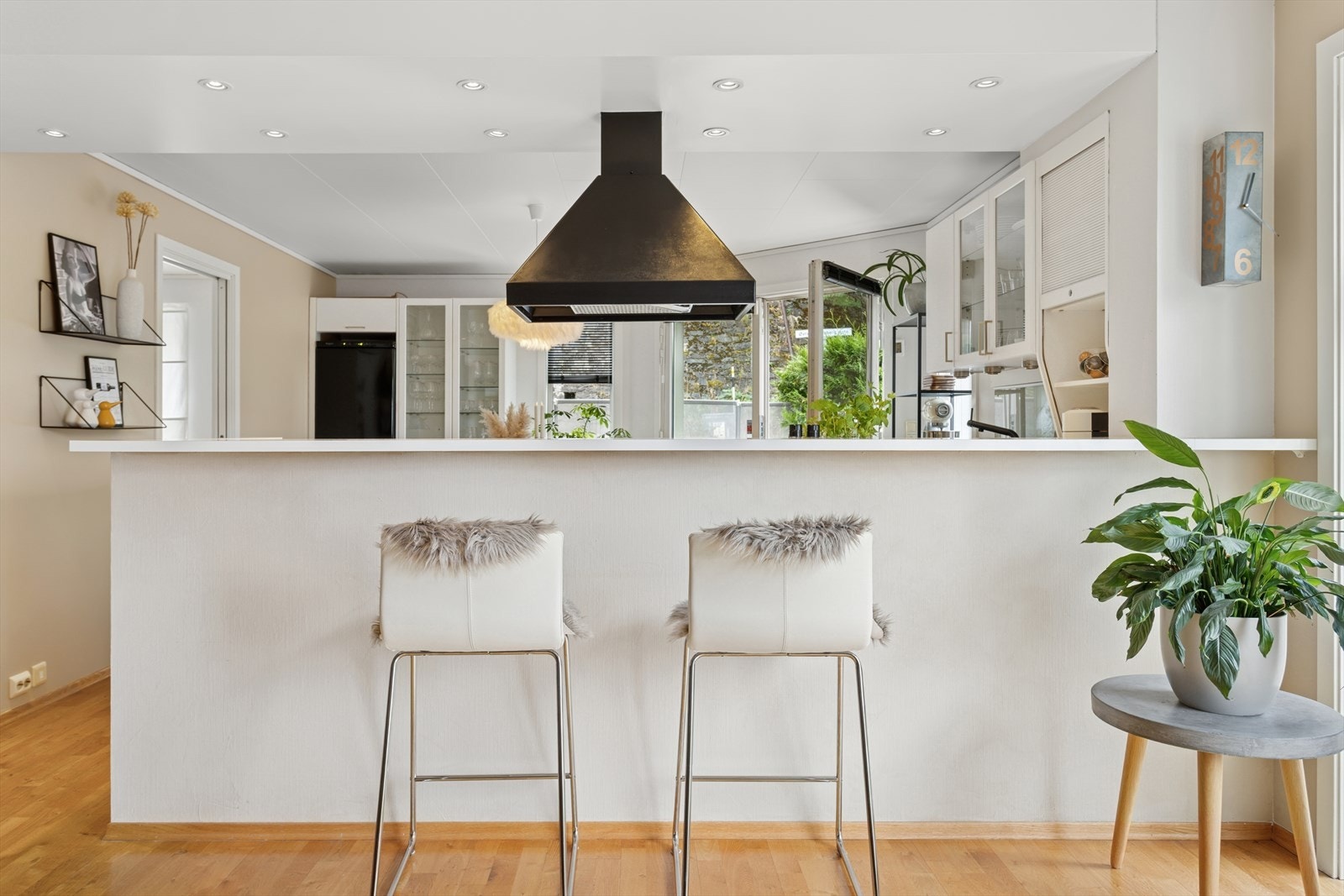 Fiffig barløsning mellom stue og kjøkken. Galleribilde