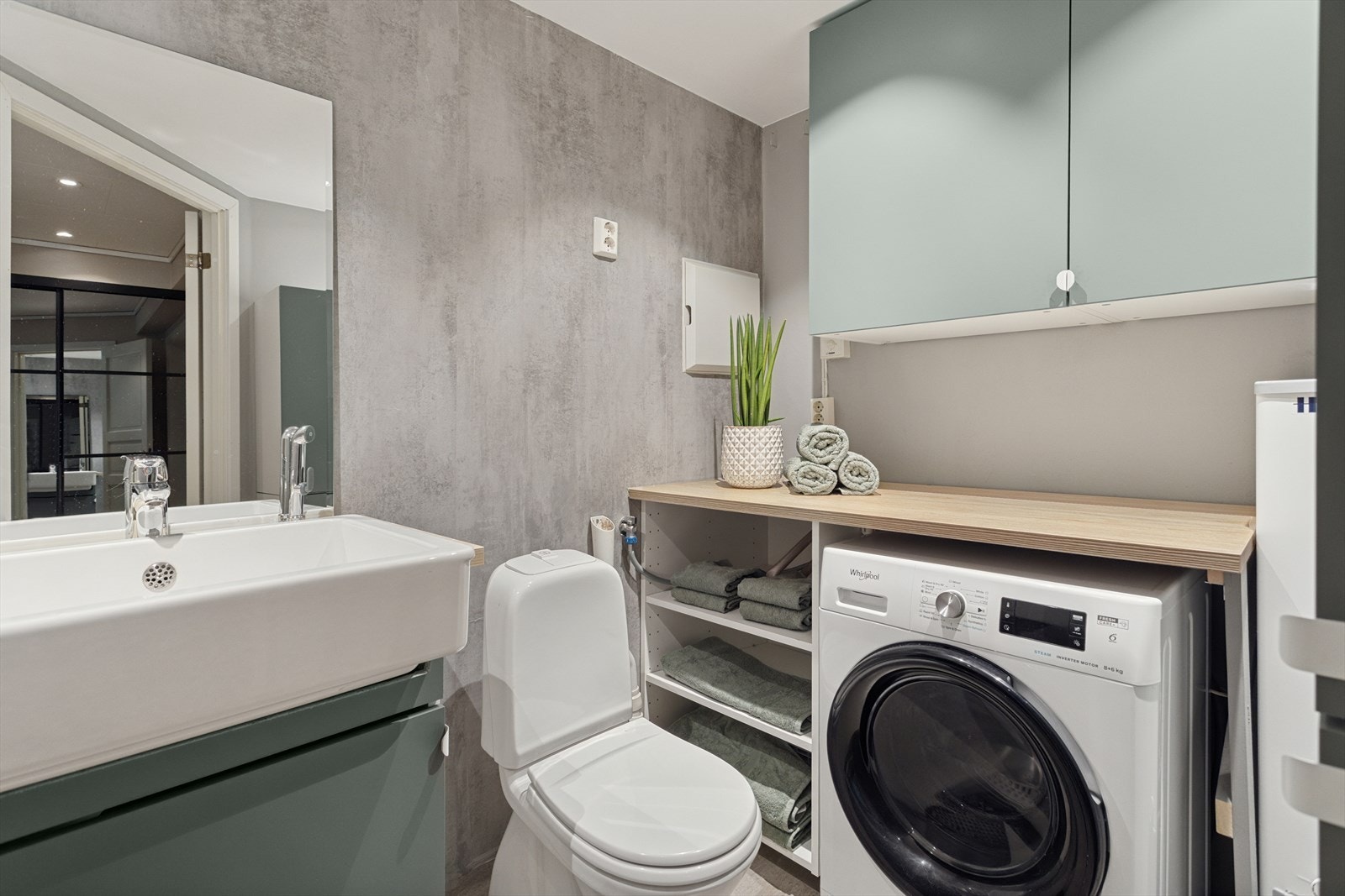 Boden/vaskerommet ved entréen er ca. 3,5 m² og har våtromsbelegg på gulv, våtromsplater på vegg og malt slett himling. Vaskerommet har innredning med servant, gulvmontert toalett og opplegg for vaskemaskin. Rommet ble oppgradert i 2023. Galleribilde