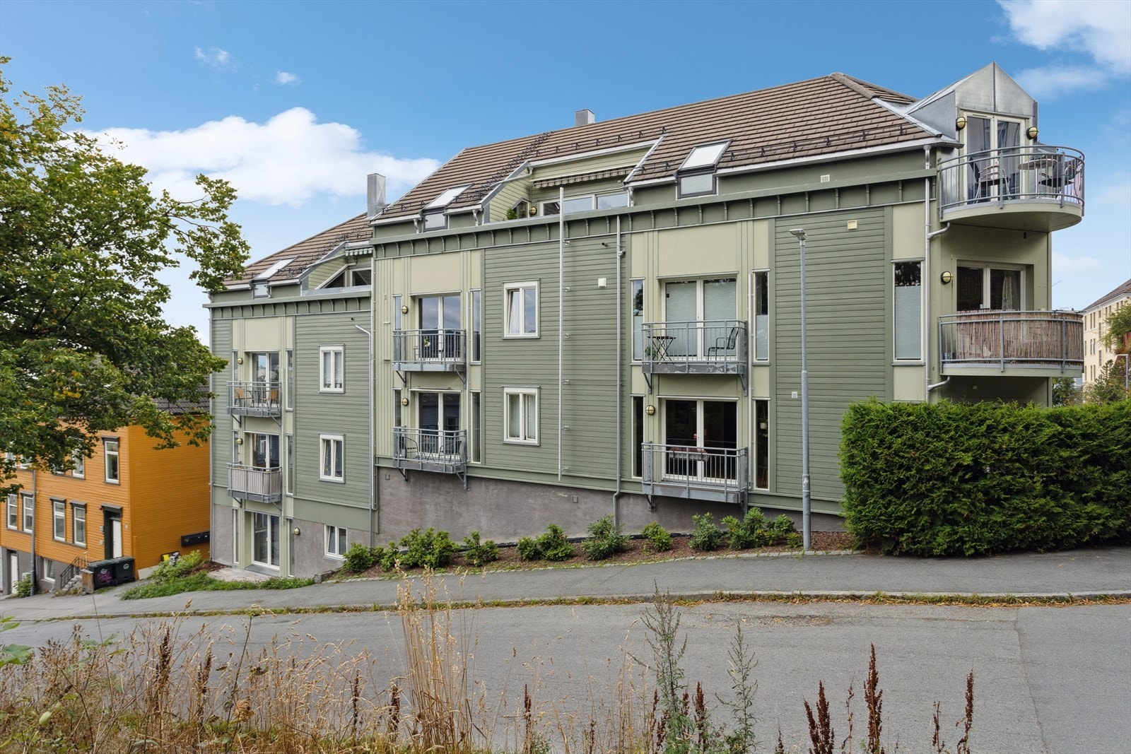 Bygget ble oppført i 2001 og har en byggestil i tråd med de gamle tregårdene som ellers preger området. Galleribilde