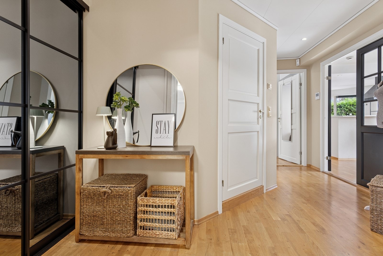 Entréen/gangen er ca. 8 m². Galleribilde