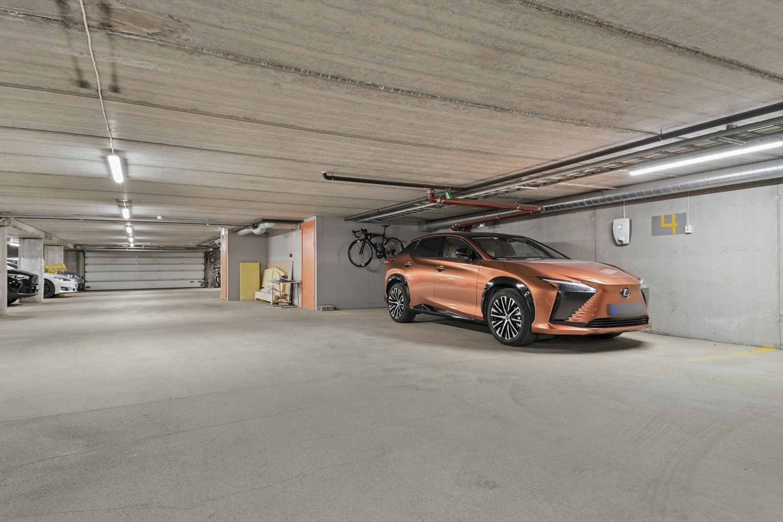 Det medfølger en stk. parkeringsplass i felles garasjeanlegg. P-plasser er ikke korrekt ift. tinglyst seksjonsbegjæring. Galleribilde